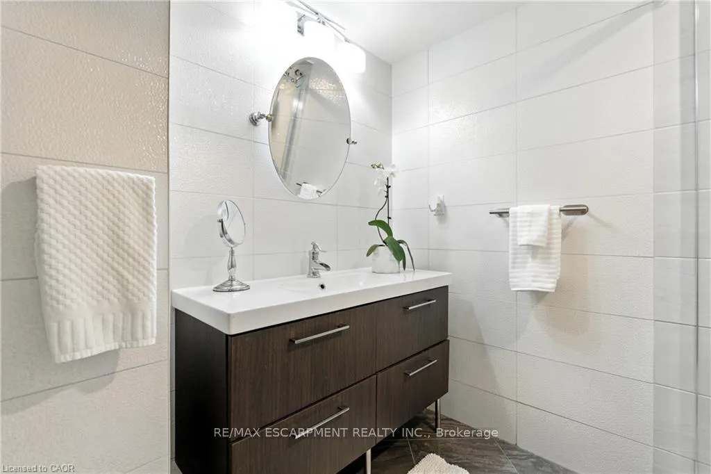 Photo 20 of 48 Brentwood Drive, Hamilton, Stoney Creek — HOMEH