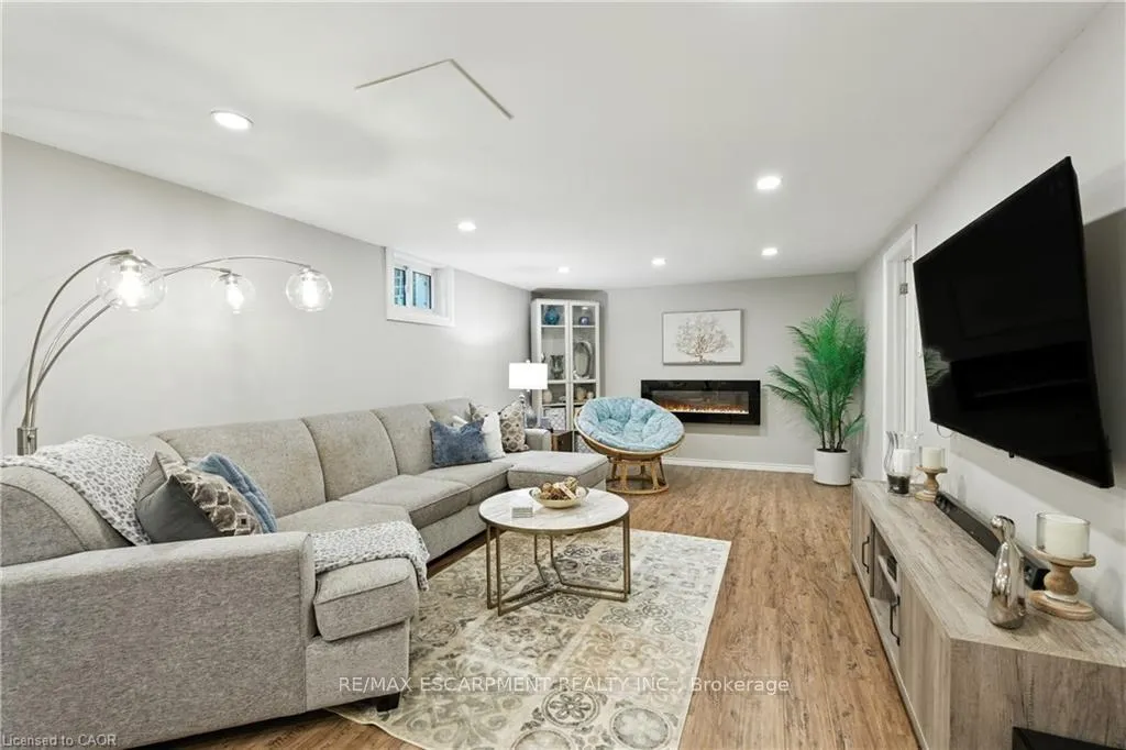 Photo 21 of 48 Brentwood Drive, Hamilton, Stoney Creek — HOMEH