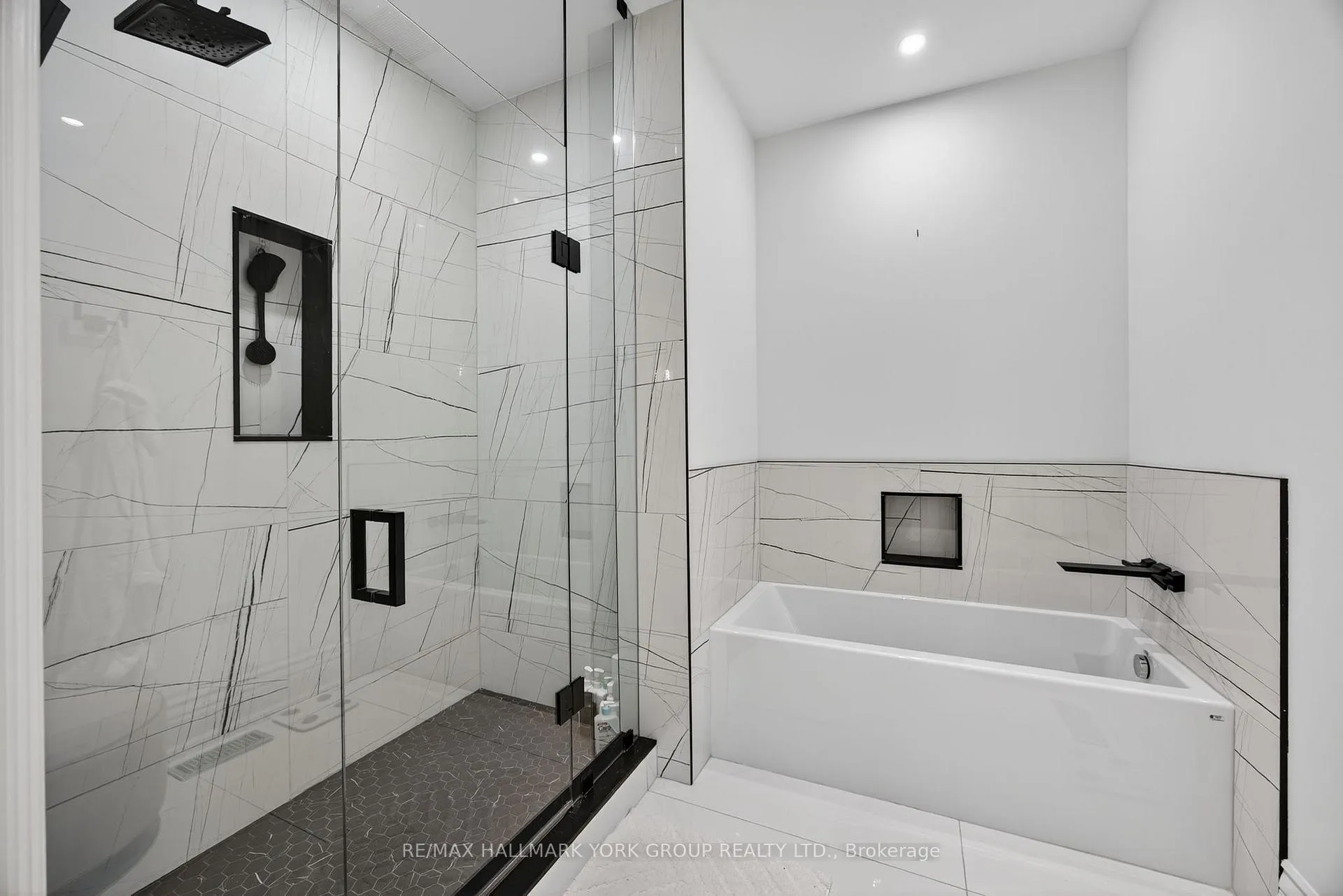 Photo 18 of 108 Kennedy Street W, Aurora, Aurora Village — HOMEH
