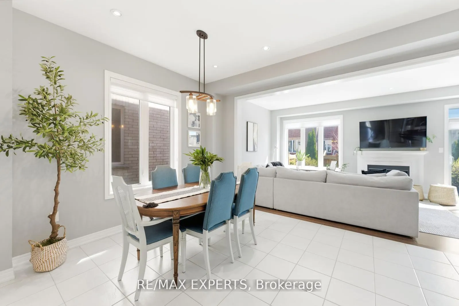 Photo 4 of 45 Bright Land Drive, Vaughan, Kleinburg — HOMEH