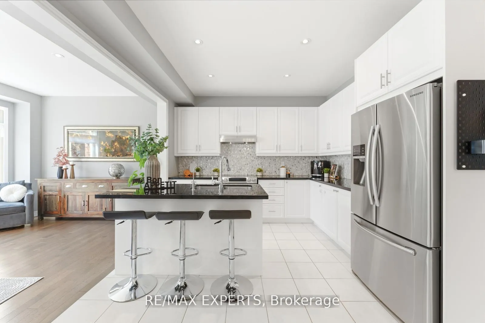 Photo 5 of 45 Bright Land Drive, Vaughan, Kleinburg — HOMEH