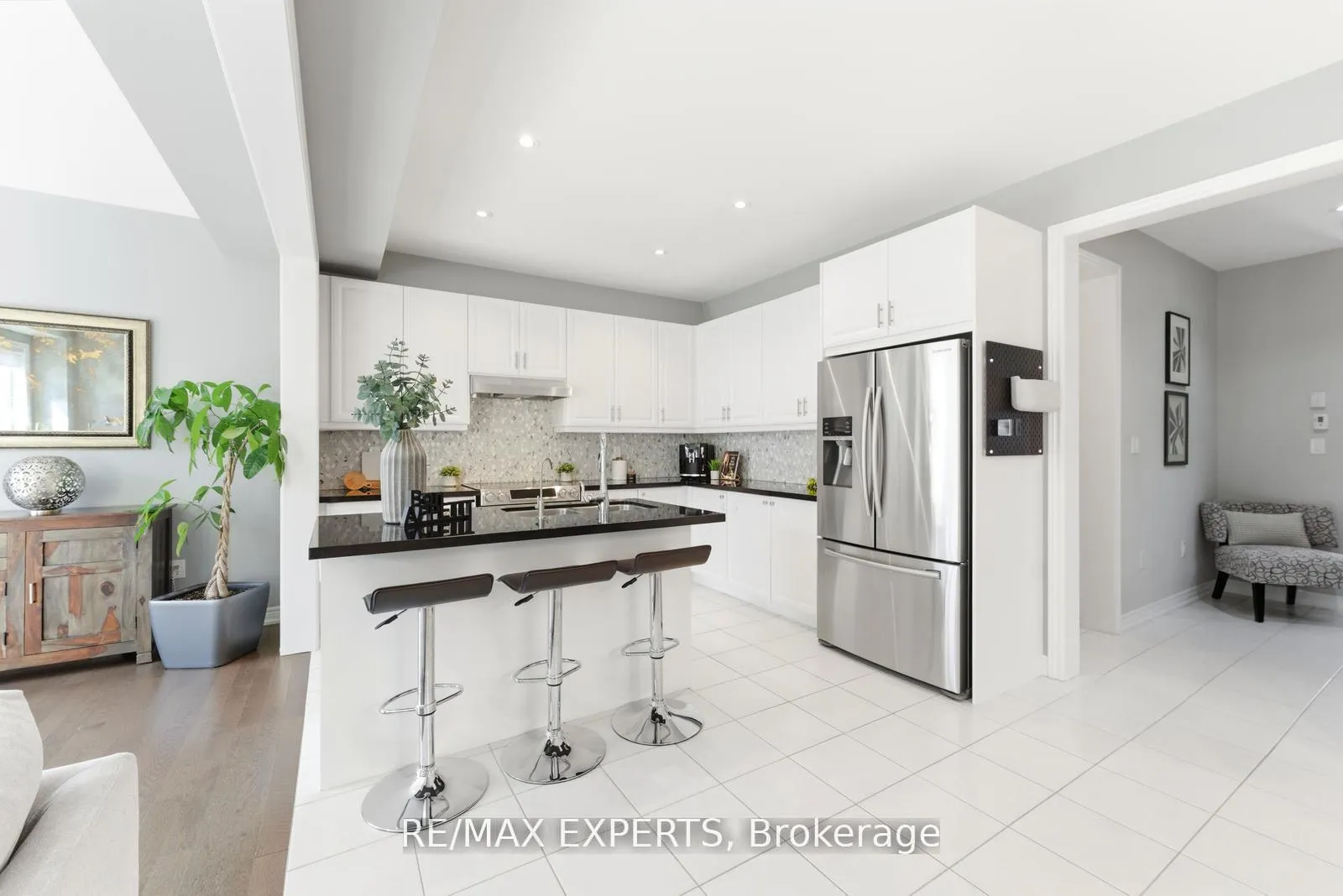 Photo 6 of 45 Bright Land Drive, Vaughan, Kleinburg — HOMEH
