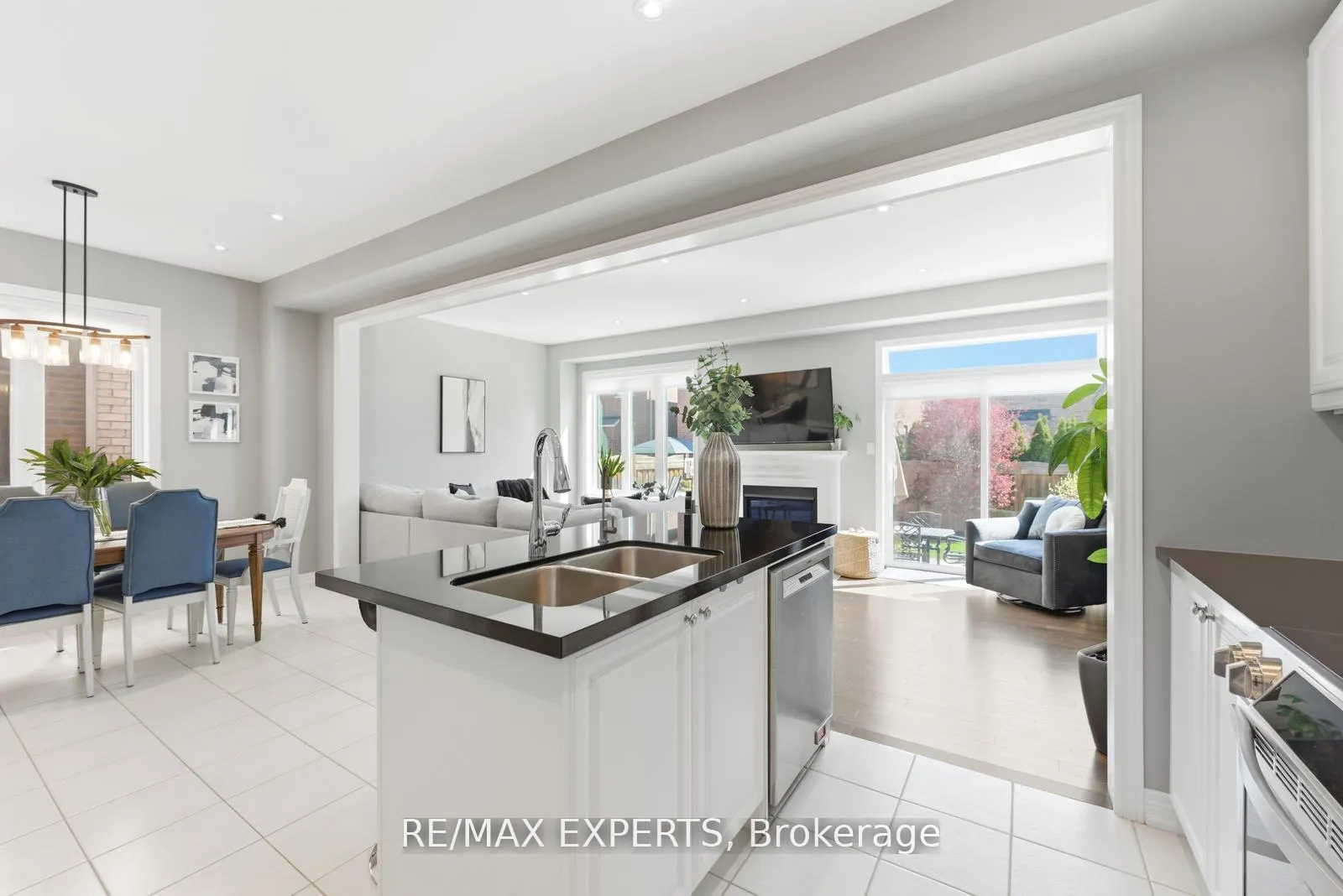 Photo 7 of 45 Bright Land Drive, Vaughan, Kleinburg — HOMEH