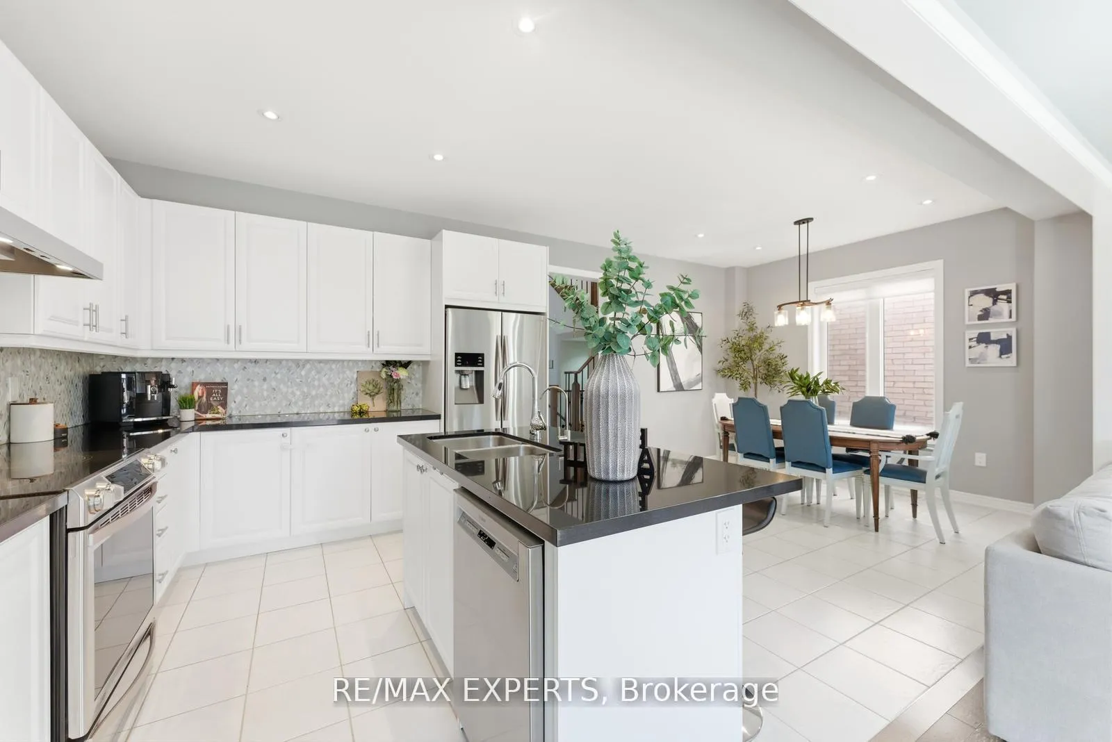 Photo 8 of 45 Bright Land Drive, Vaughan, Kleinburg — HOMEH