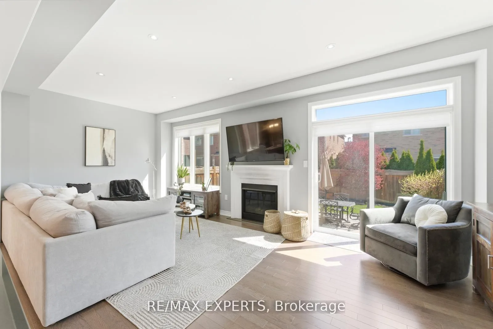 Photo 9 of 45 Bright Land Drive, Vaughan, Kleinburg — HOMEH