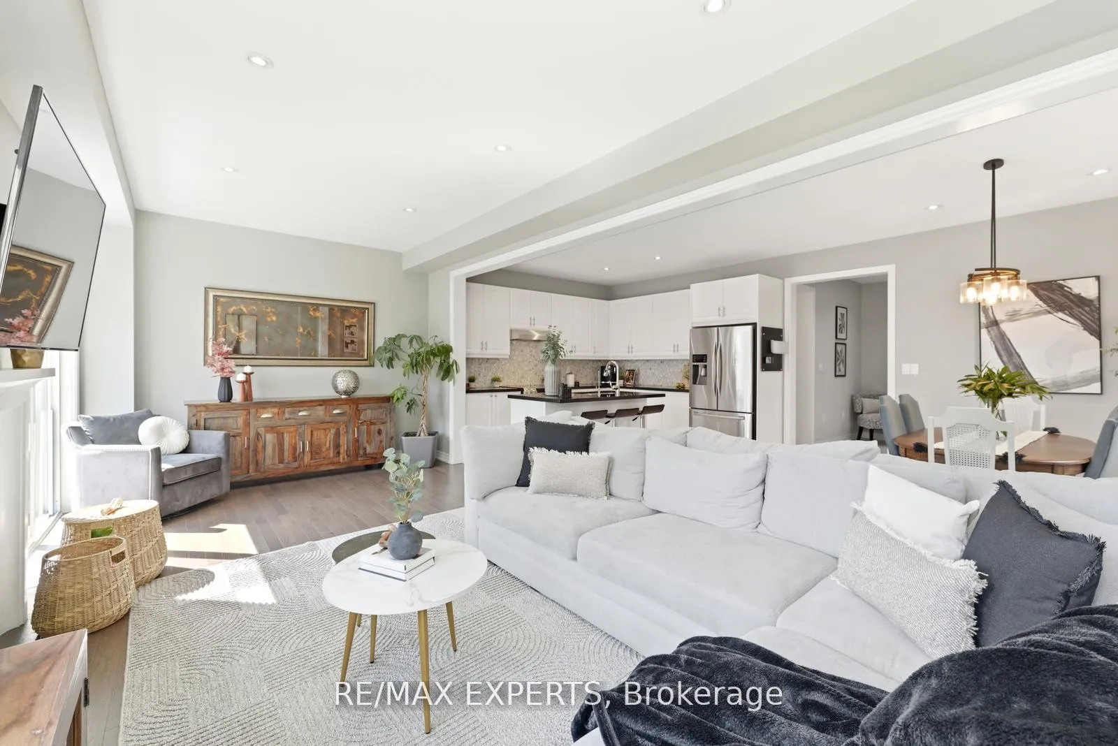 Photo 11 of 45 Bright Land Drive, Vaughan, Kleinburg — HOMEH