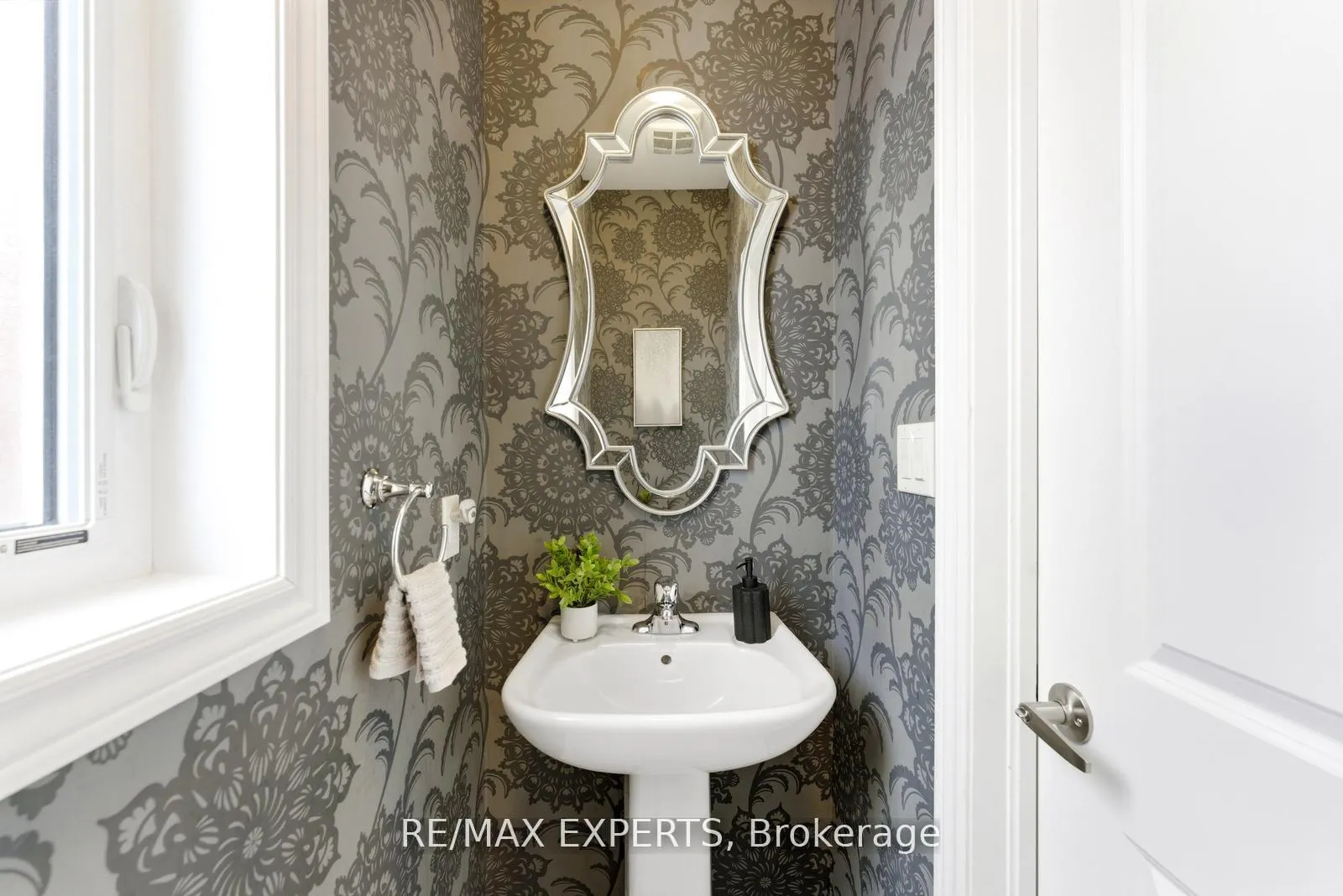 Photo 12 of 45 Bright Land Drive, Vaughan, Kleinburg — HOMEH