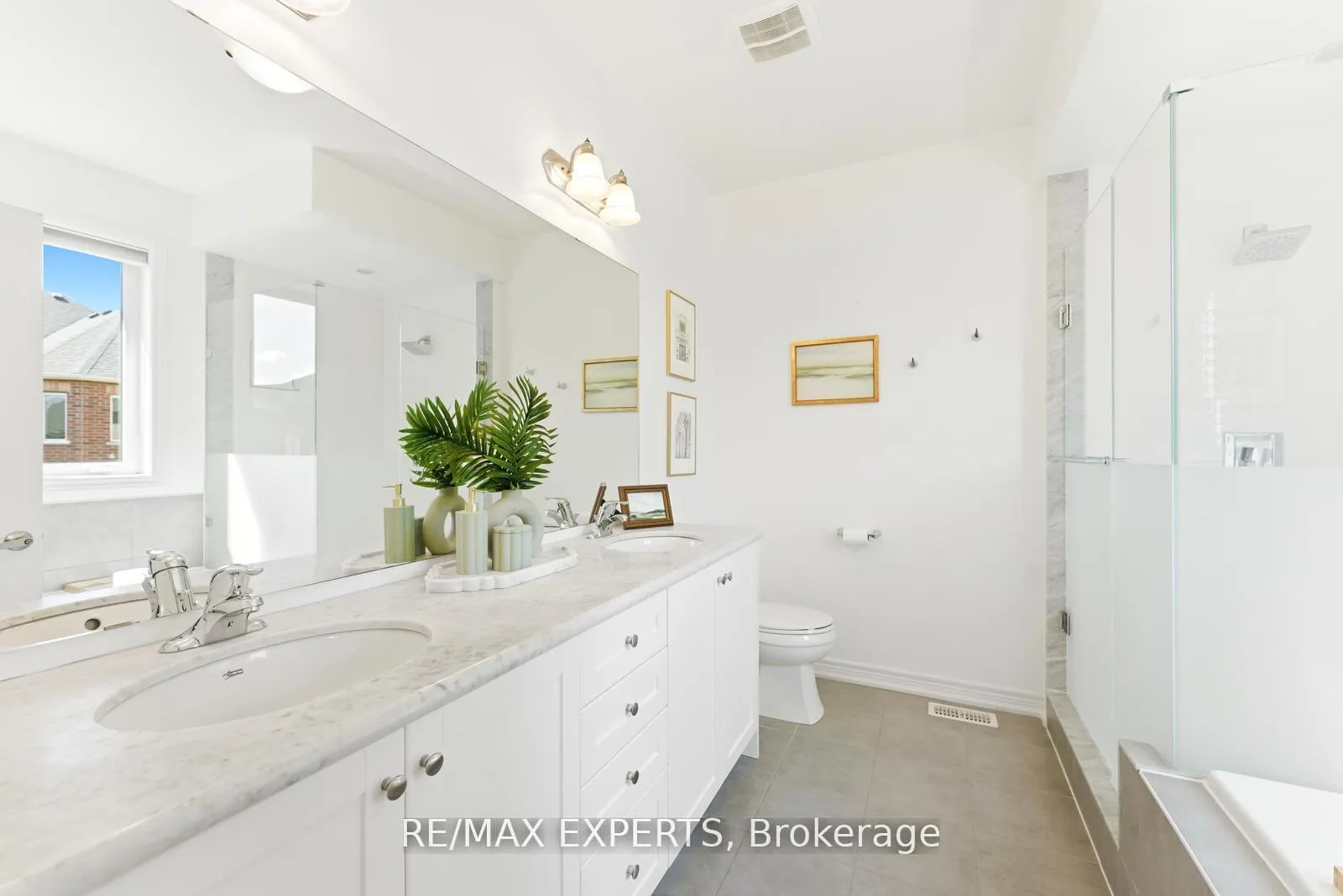 Photo 18 of 45 Bright Land Drive, Vaughan, Kleinburg — HOMEH