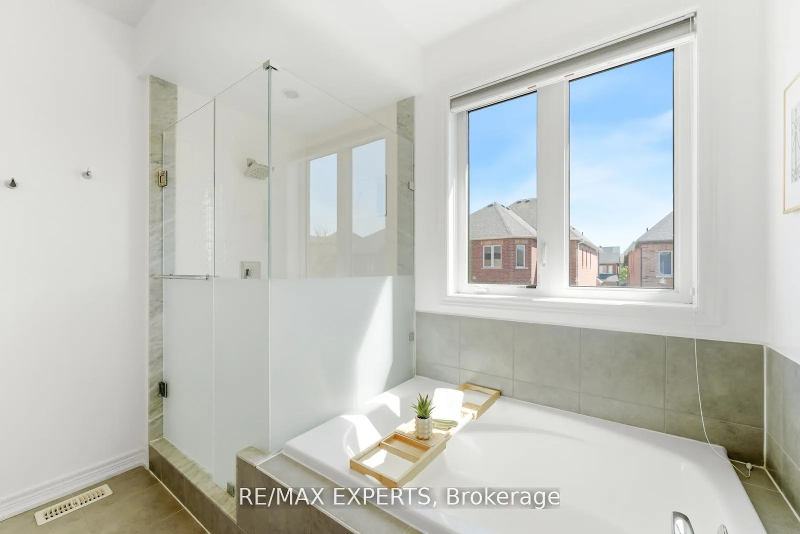 Photo 19 of 45 Bright Land Drive, Vaughan, Kleinburg — HOMEH