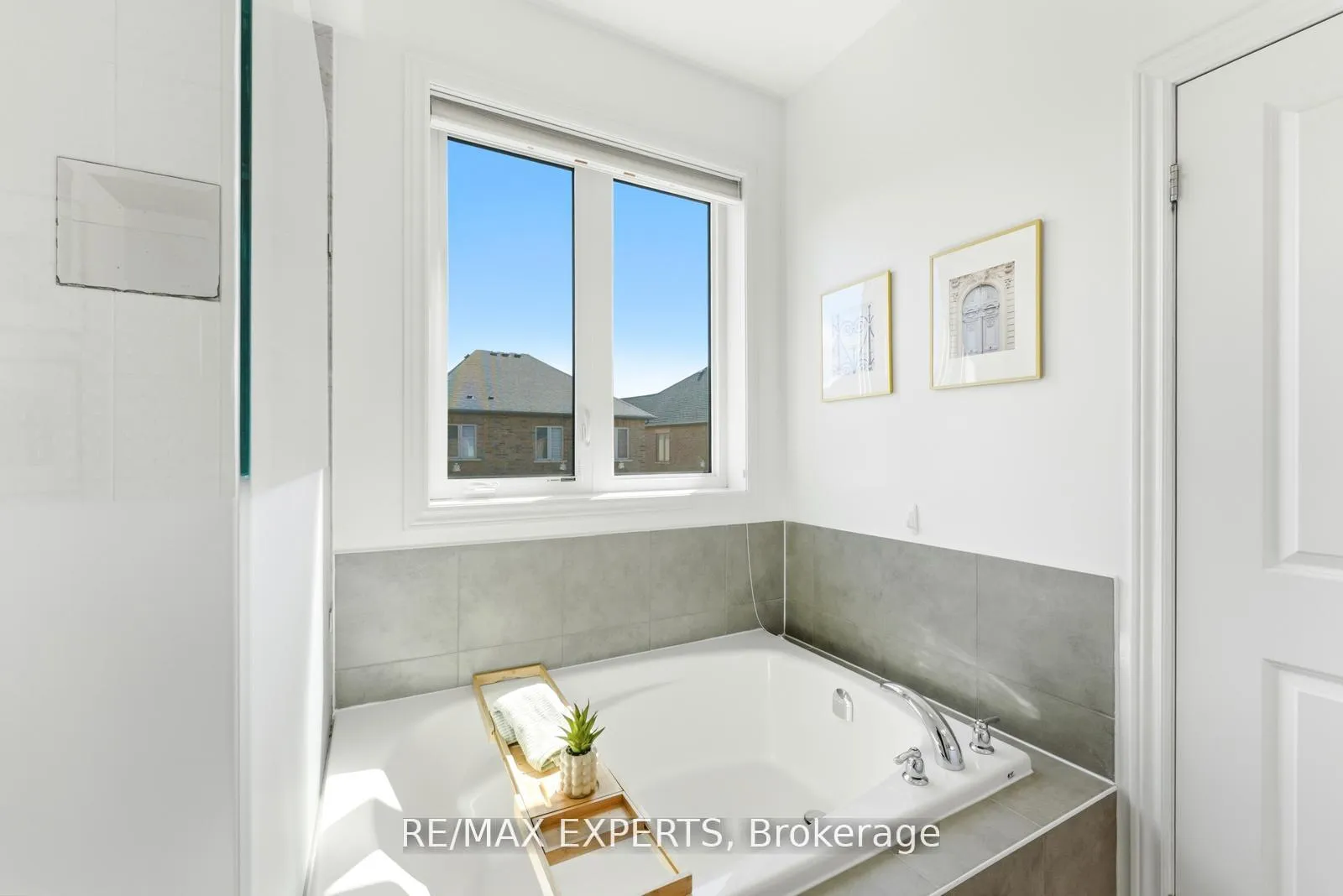 Photo 20 of 45 Bright Land Drive, Vaughan, Kleinburg — HOMEH