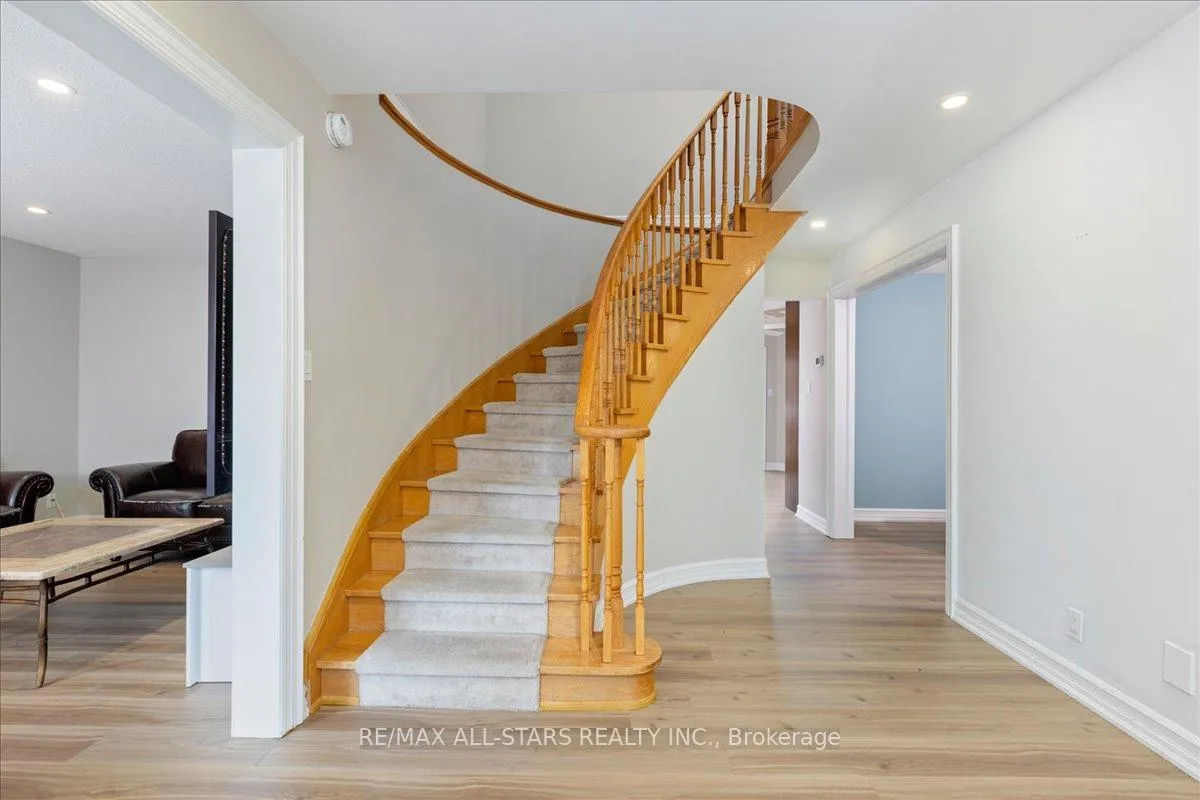 Photo 3 of 40 Chartwell Crescent, Georgina, Keswick North — HOMEH