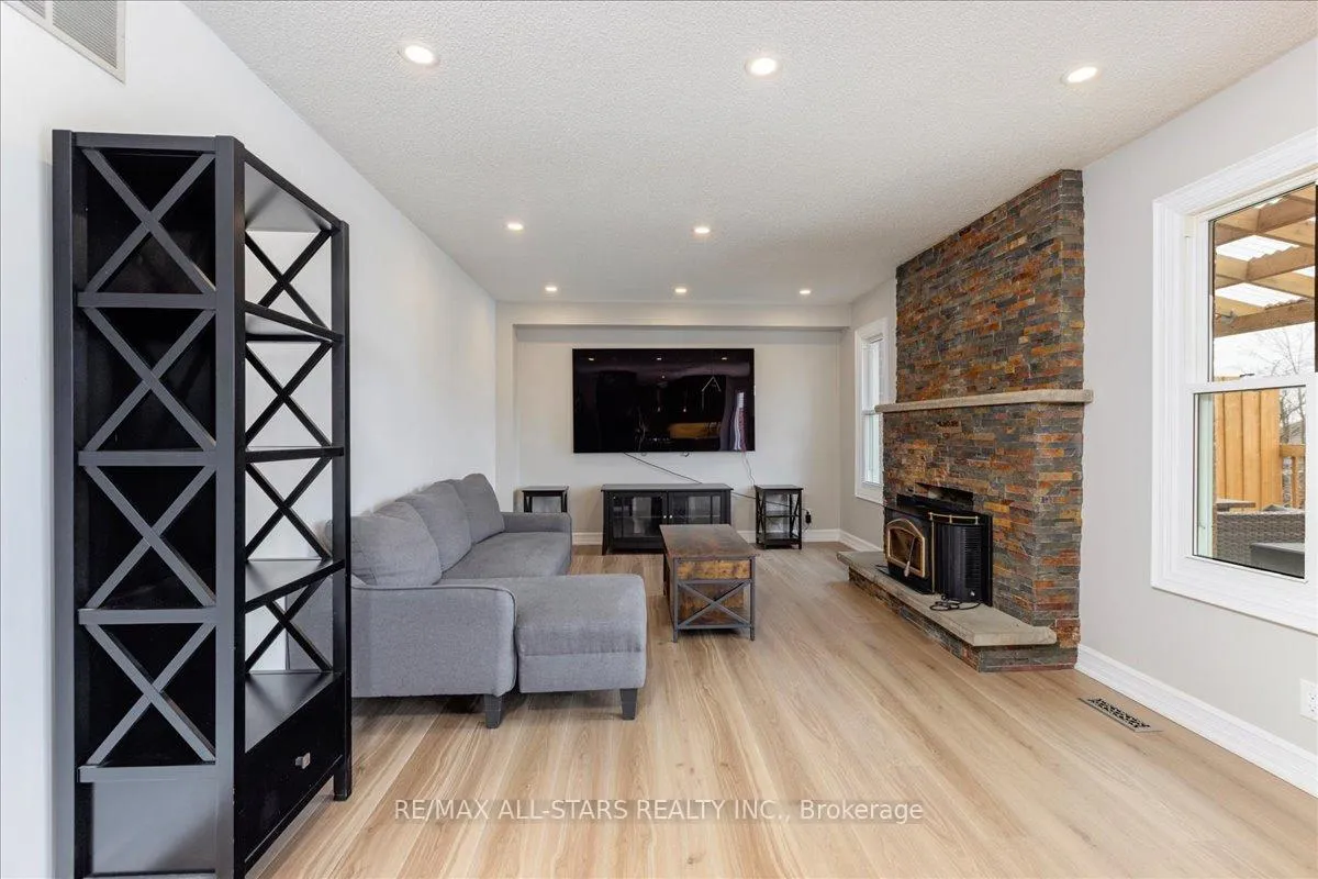 Photo 12 of 40 Chartwell Crescent, Georgina, Keswick North — HOMEH