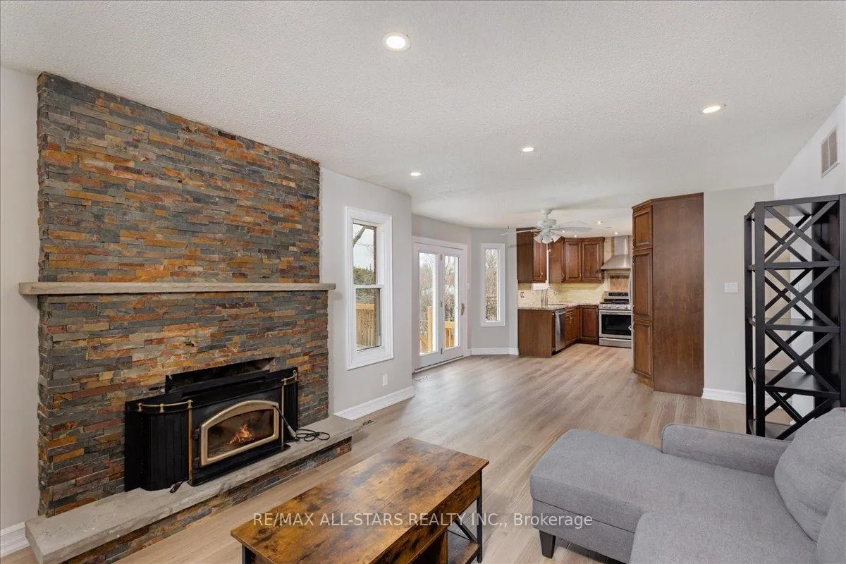 Photo 16 of 40 Chartwell Crescent, Georgina, Keswick North — HOMEH