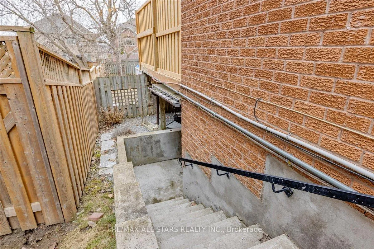 Photo 24 of 40 Chartwell Crescent, Georgina, Keswick North — HOMEH