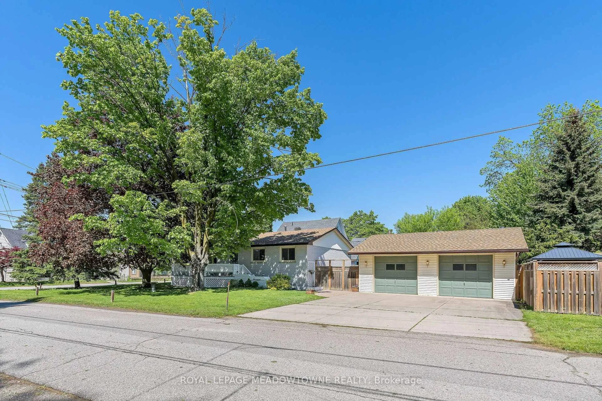 Photo 2 of 17 College Street, Halton Hills, Georgetown — HOMEH