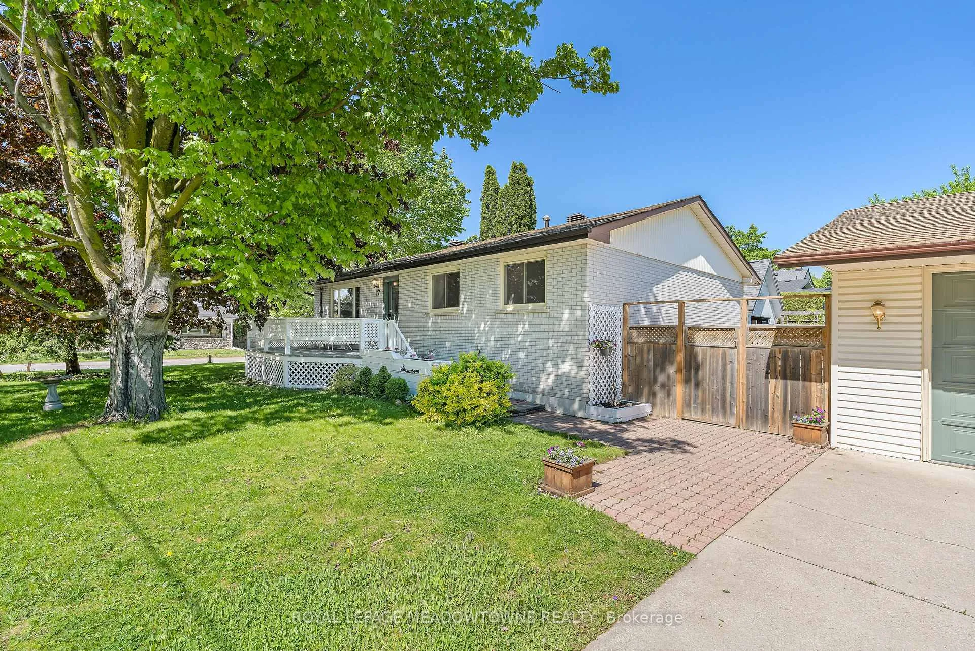 Photo 3 of 17 College Street, Halton Hills, Georgetown — HOMEH