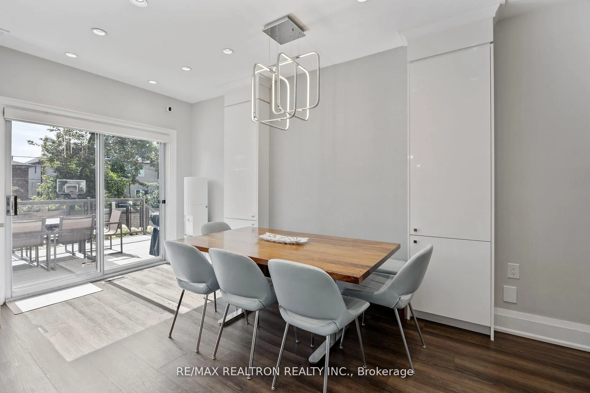 Photo 8 of 597 Coldstream Avenue, Toronto, Englemount-Lawrence — HOMEH