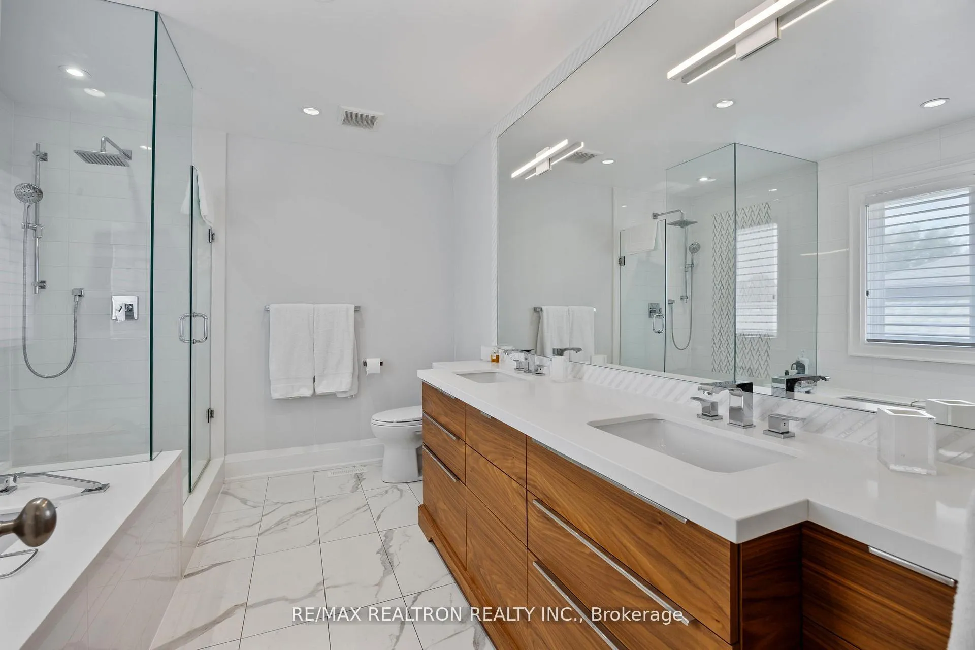 Photo 13 of 597 Coldstream Avenue, Toronto, Englemount-Lawrence — HOMEH