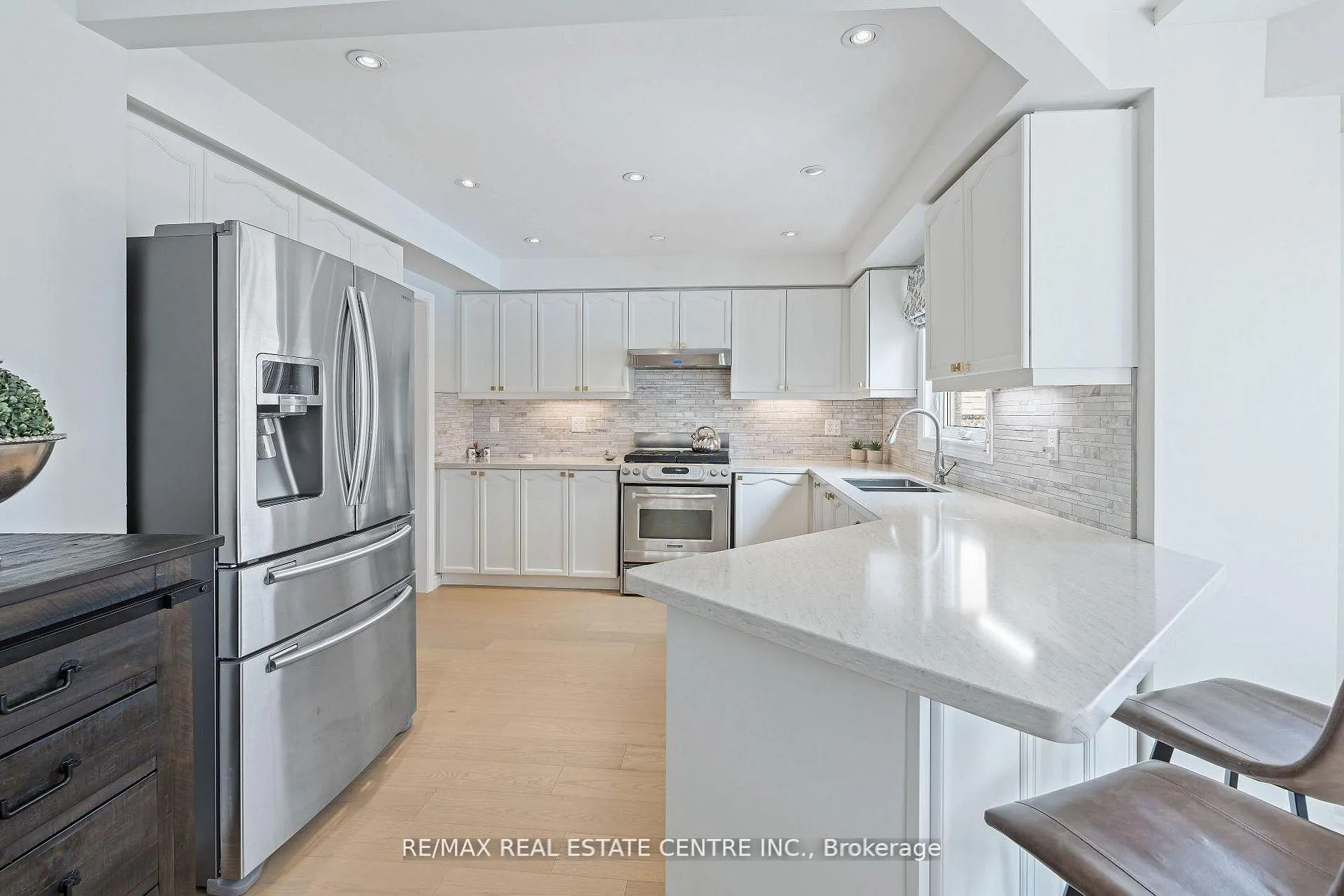 Photo 3 of 20 Nixon Crescent, Halton Hills, Georgetown — HOMEH