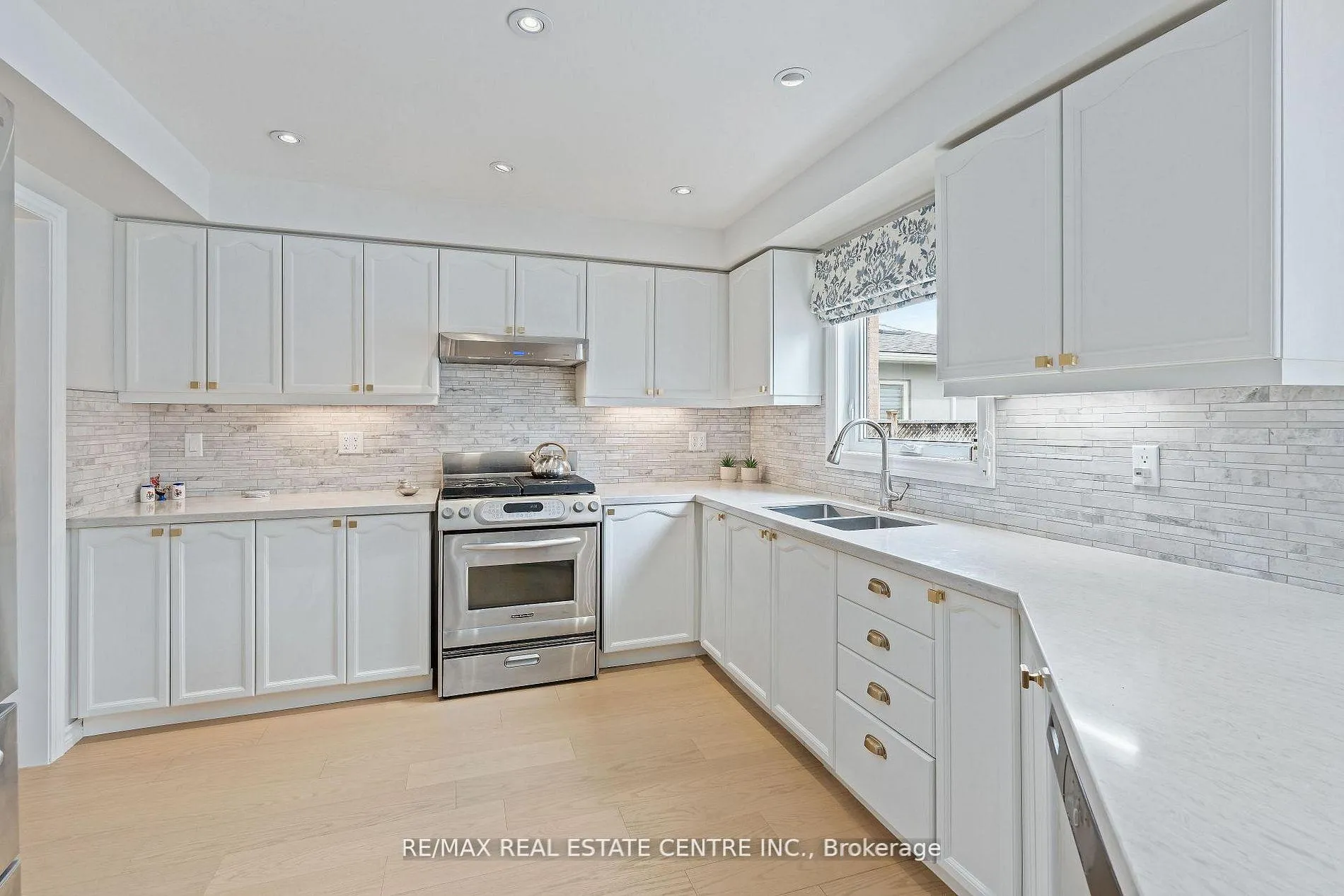 Photo 4 of 20 Nixon Crescent, Halton Hills, Georgetown — HOMEH