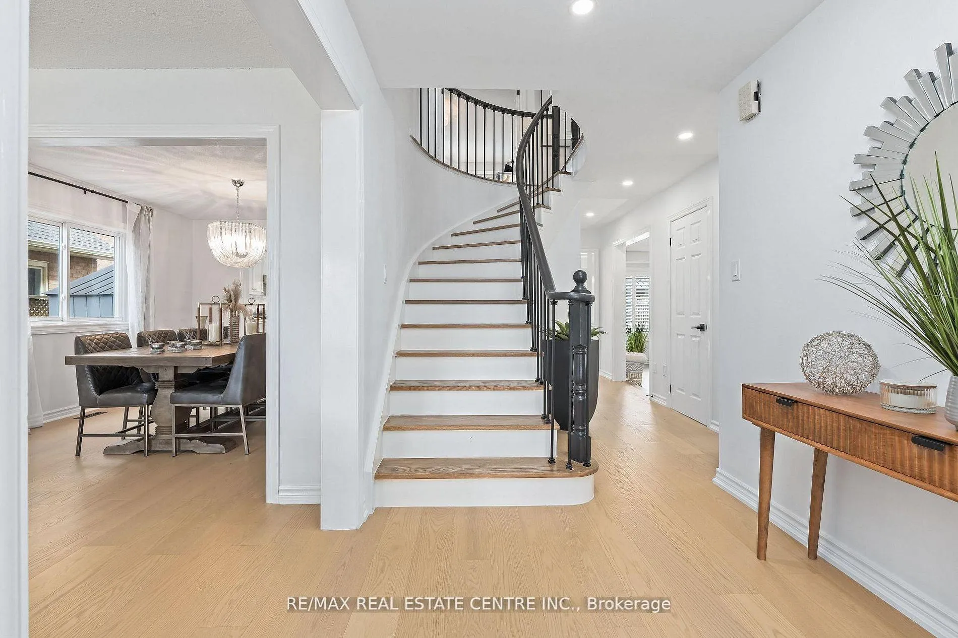 Photo 7 of 20 Nixon Crescent, Halton Hills, Georgetown — HOMEH