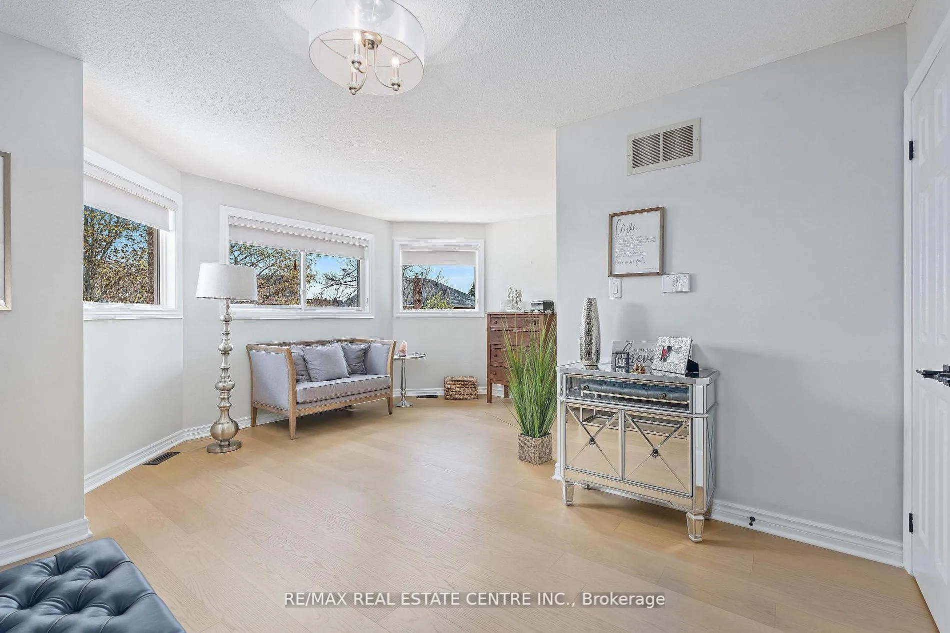 Photo 13 of 20 Nixon Crescent, Halton Hills, Georgetown — HOMEH