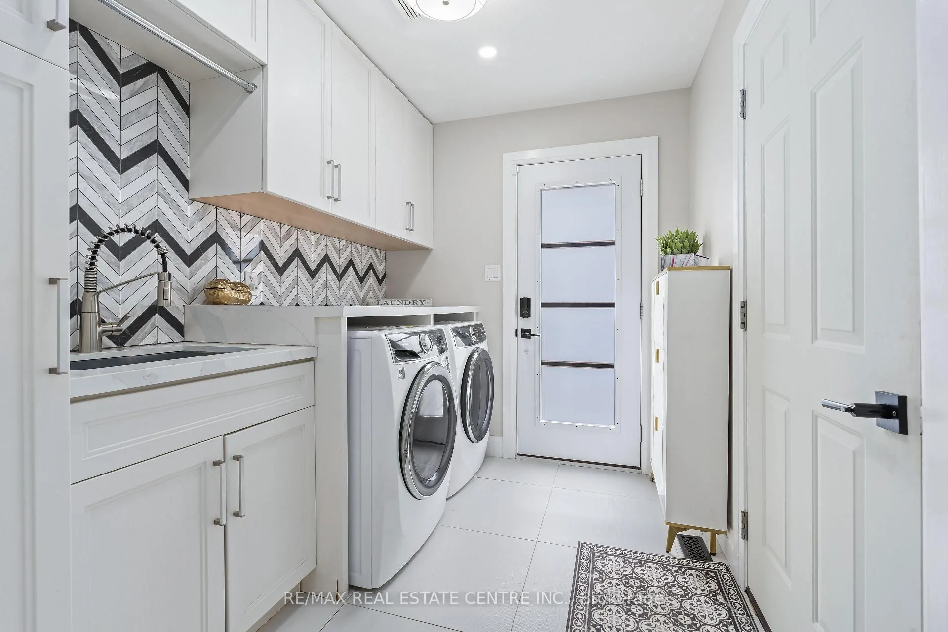 Photo 21 of 20 Nixon Crescent, Halton Hills, Georgetown — HOMEH