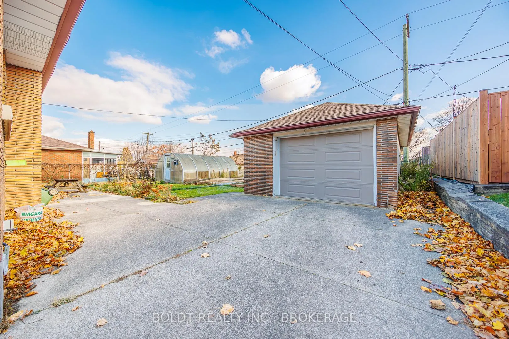 Photo 20 of 24 Winslow Crescent, Thorold, Thorold Downtown — HOMEH