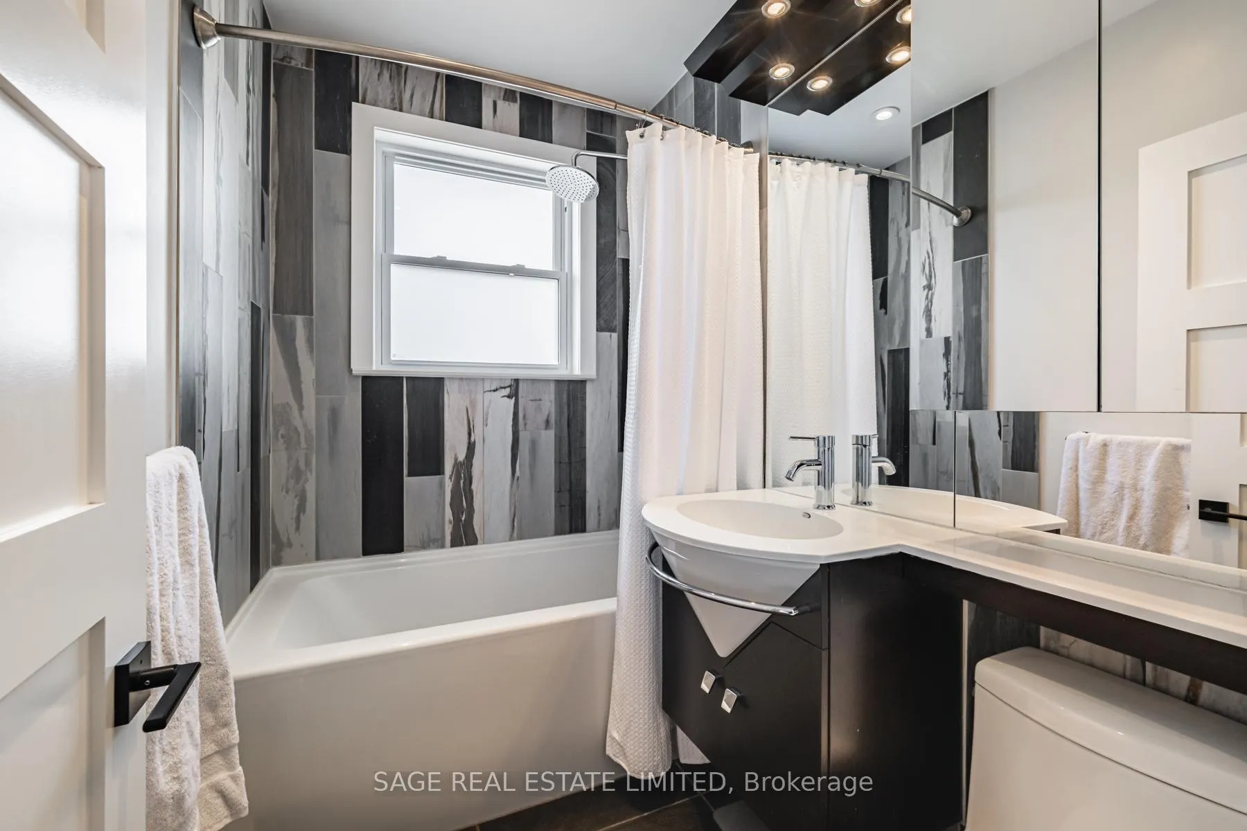 Photo 28 of 39A Uxbridge Avenue, Toronto, Weston-Pellam Park — HOMEH