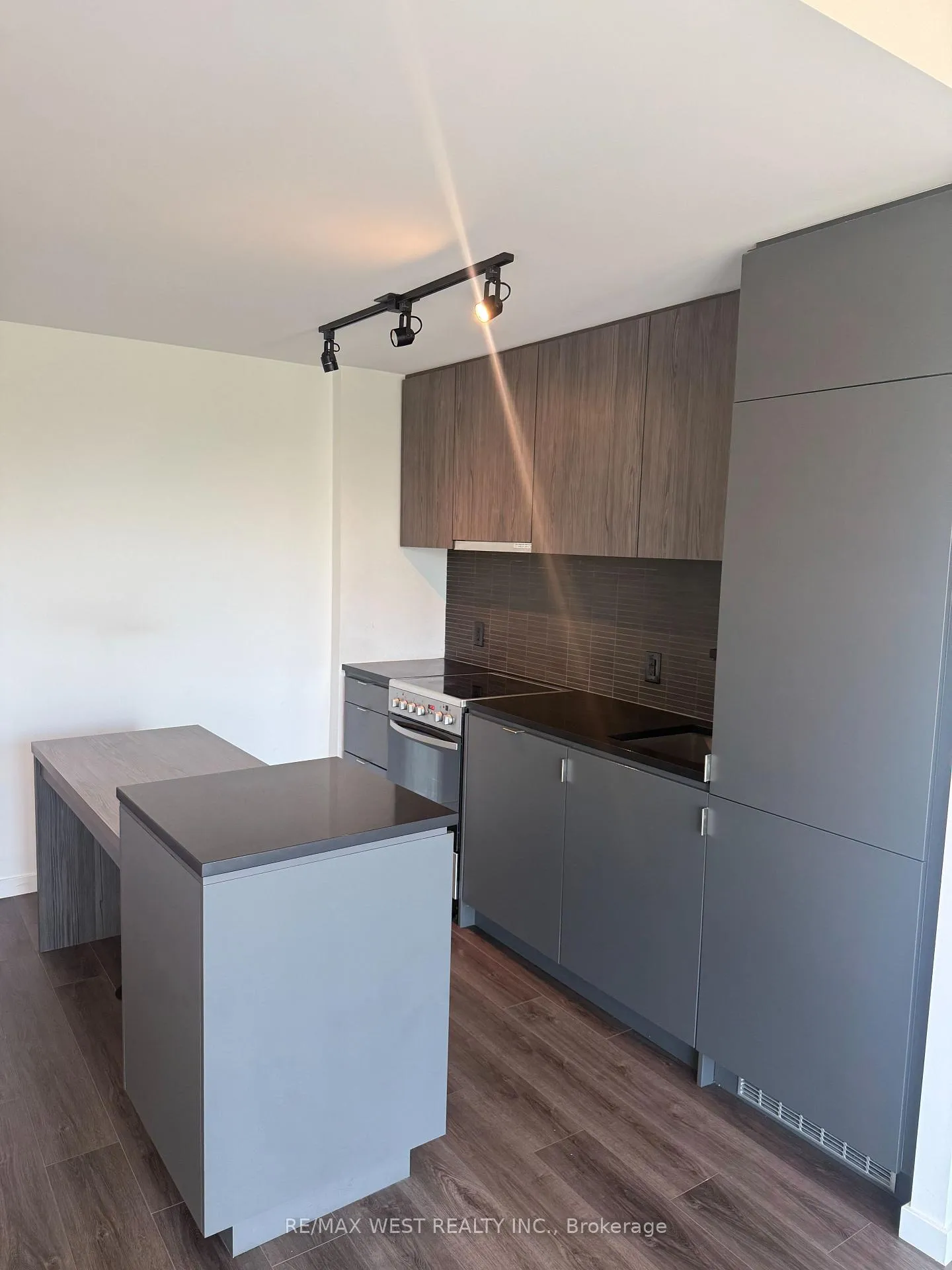 Photo 5 of Unit 407, 7 Smith Crescent, Etobicoke, Stonegate-Queensway — HOMEH