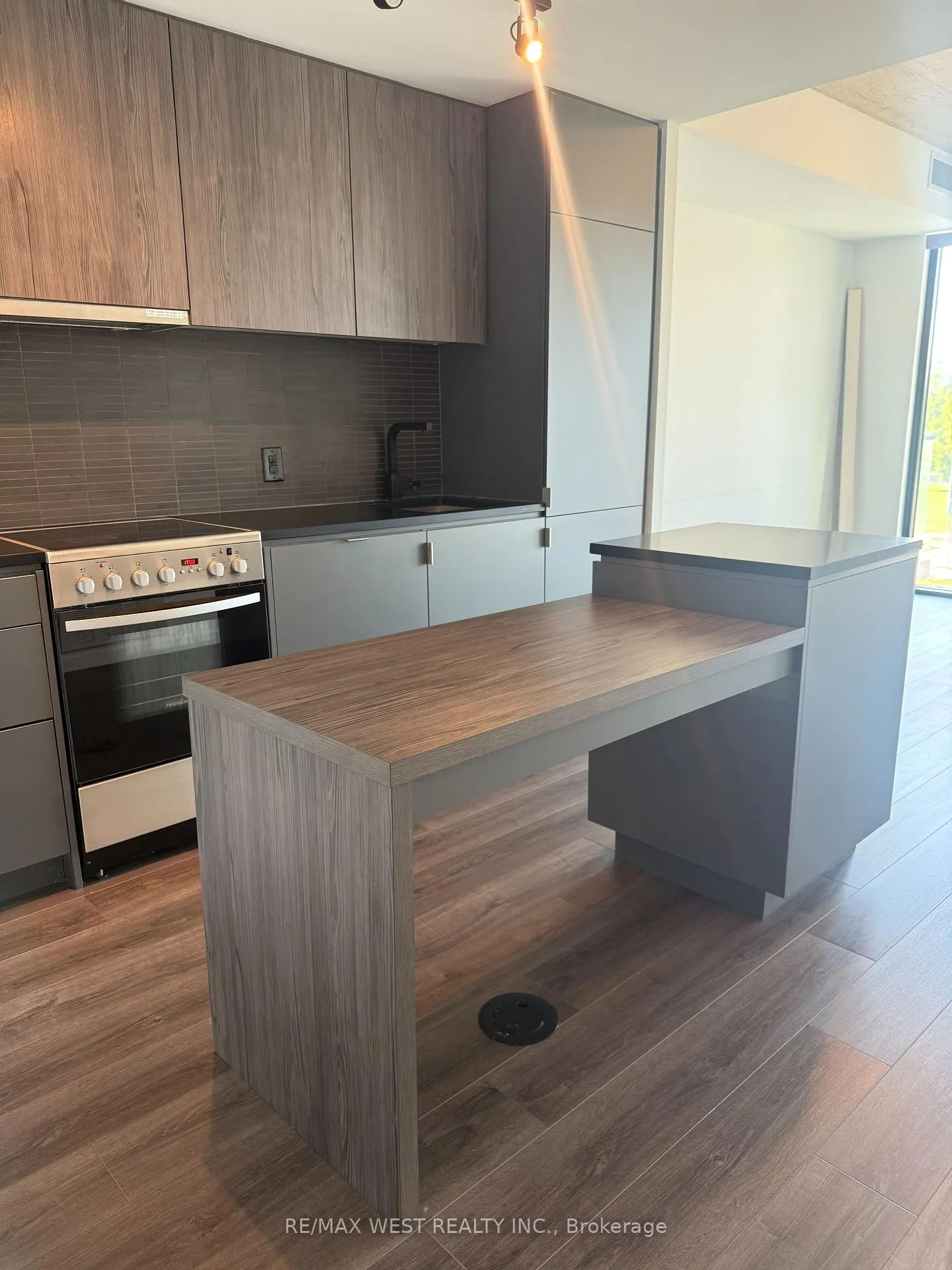 Photo 6 of Unit 407, 7 Smith Crescent, Etobicoke, Stonegate-Queensway — HOMEH