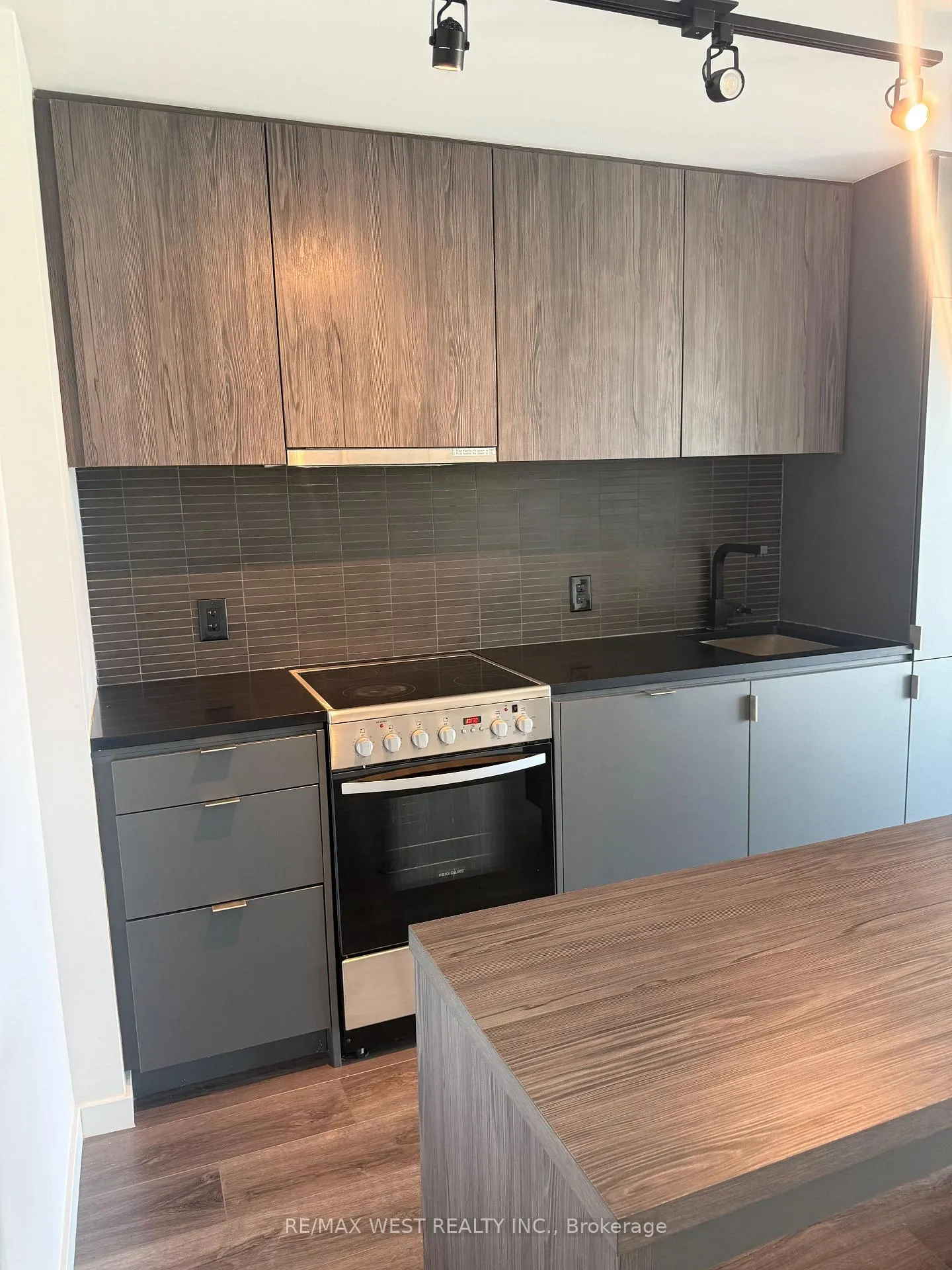 Photo 7 of Unit 407, 7 Smith Crescent, Etobicoke, Stonegate-Queensway — HOMEH