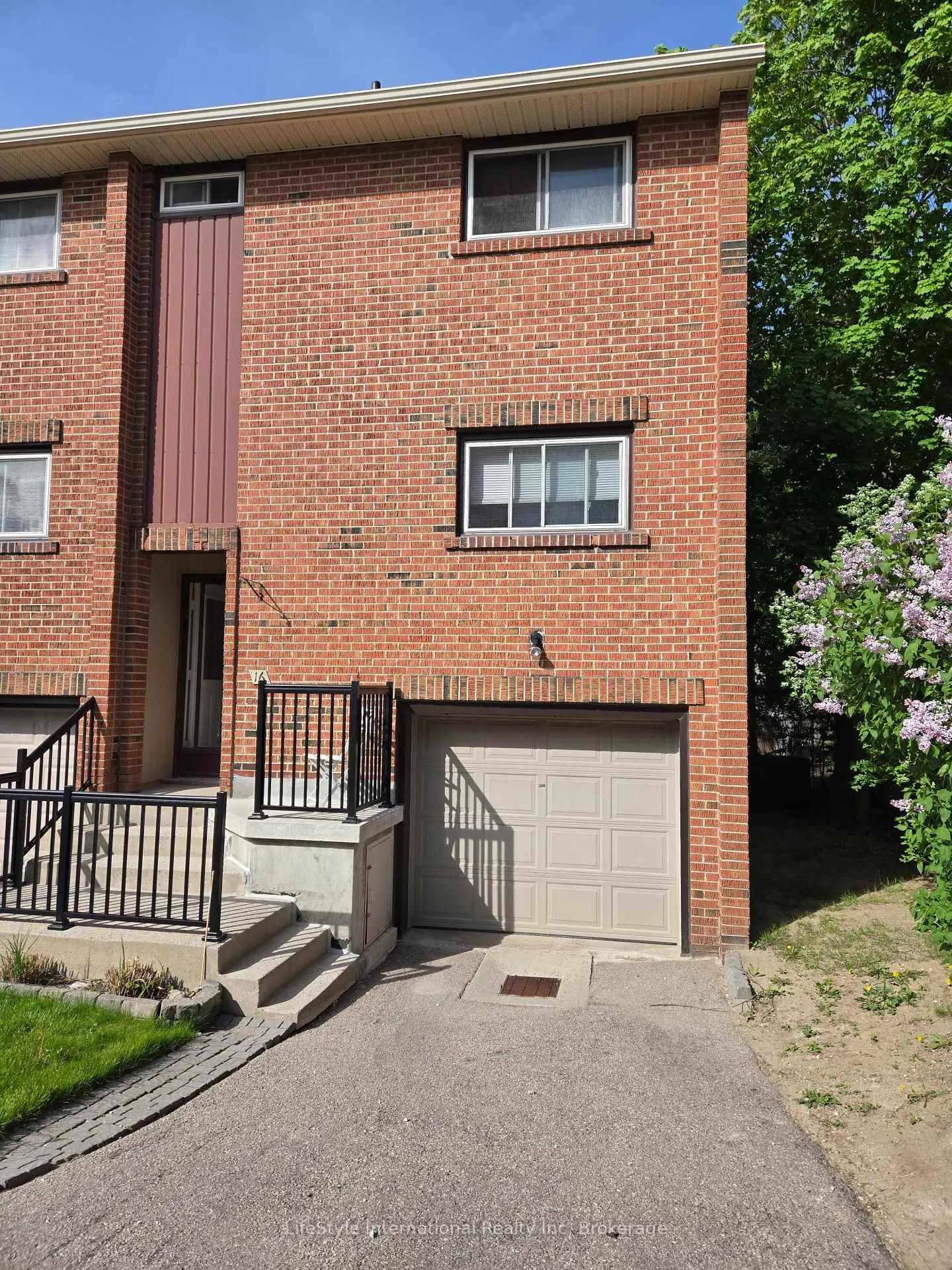 Photo of Unit 16, 201 Silvercreek Parkway N