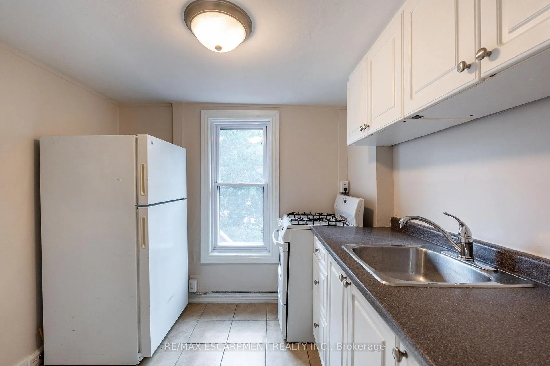 Photo 5 of Unit 3, 89 Carrick Avenue, Hamilton, Stipley — HOMEH