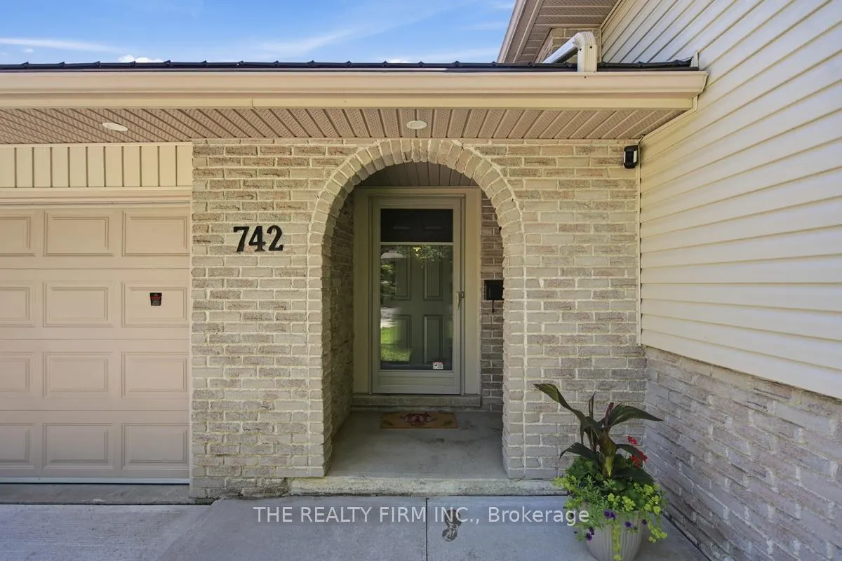 Photo 3 of 742 Cranbrook Road, London, South M — HOMEH