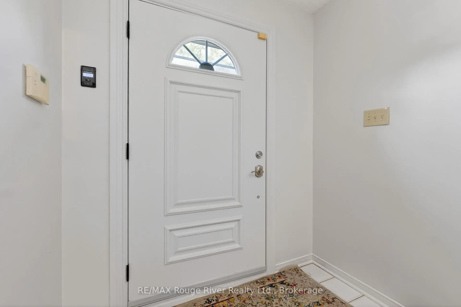 Photo 2 of 9 Farncomb Crescent, Clarington, Bowmanville — HOMEH