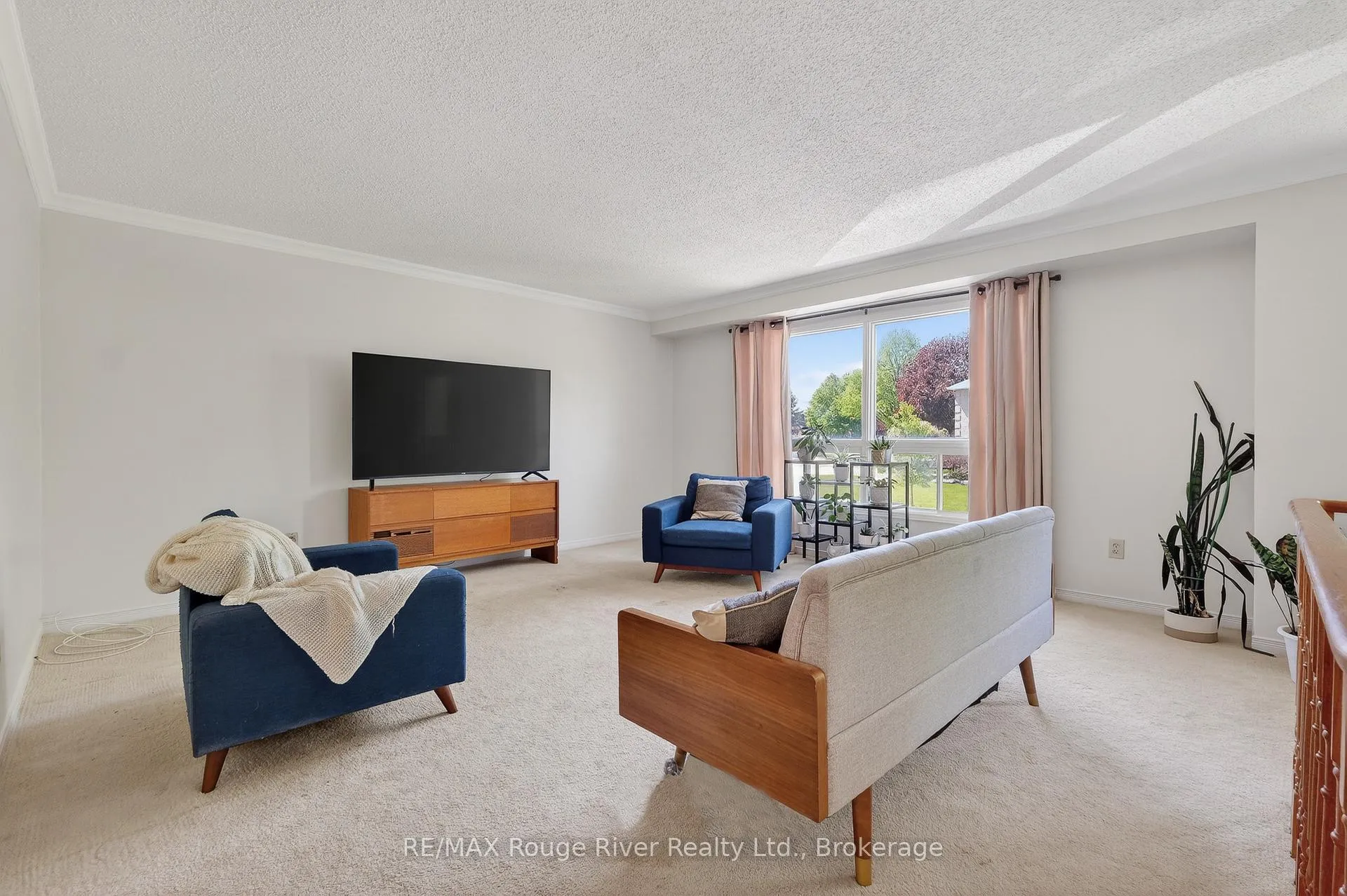 Photo 5 of 9 Farncomb Crescent, Clarington, Bowmanville — HOMEH