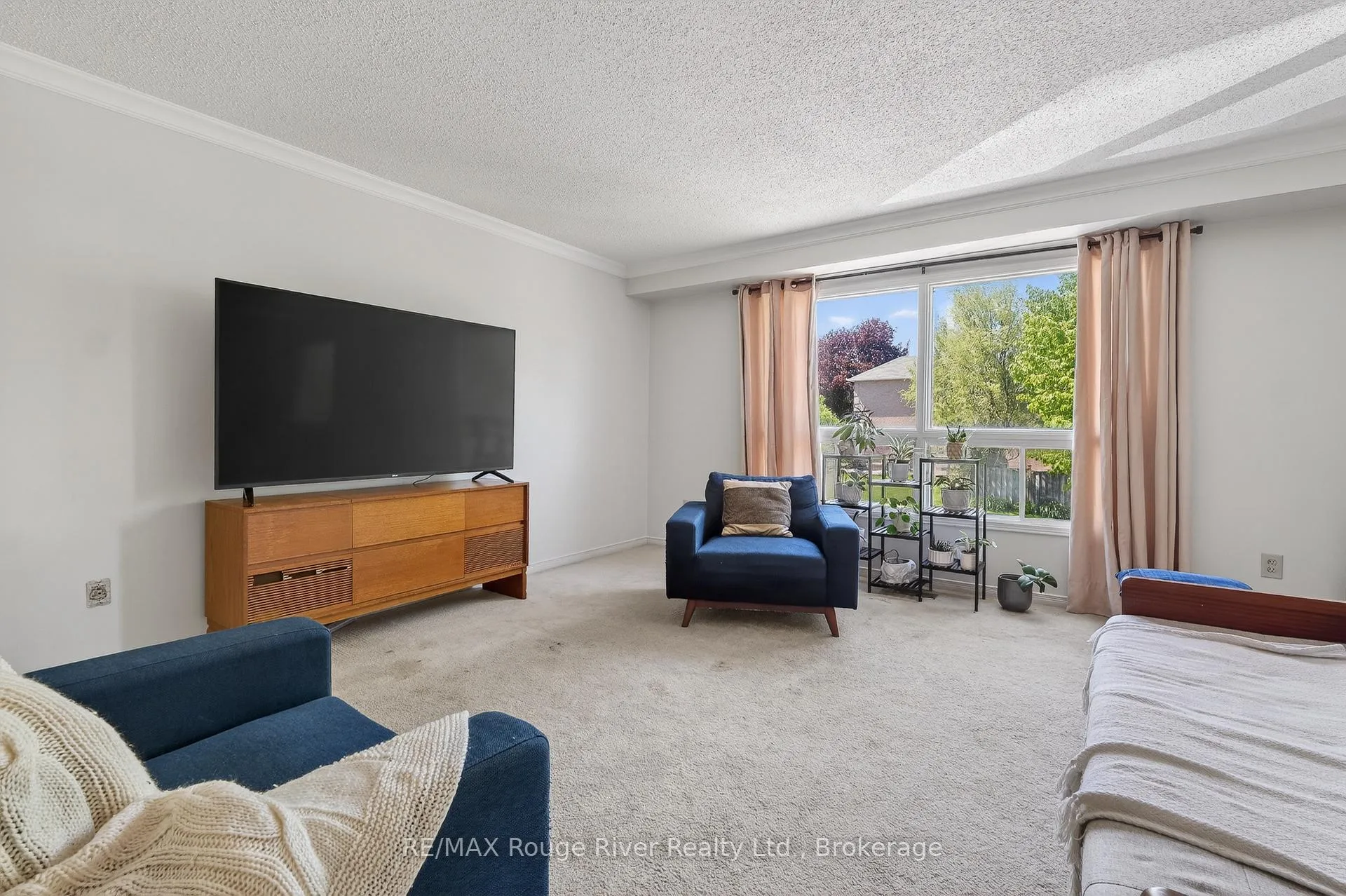 Photo 6 of 9 Farncomb Crescent, Clarington, Bowmanville — HOMEH