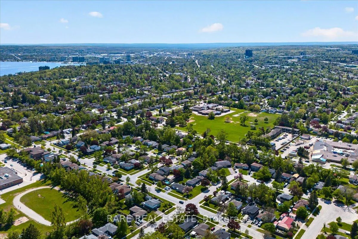 Photo 3 of 21 Porter Crescent, Barrie, Grove East — HOMEH