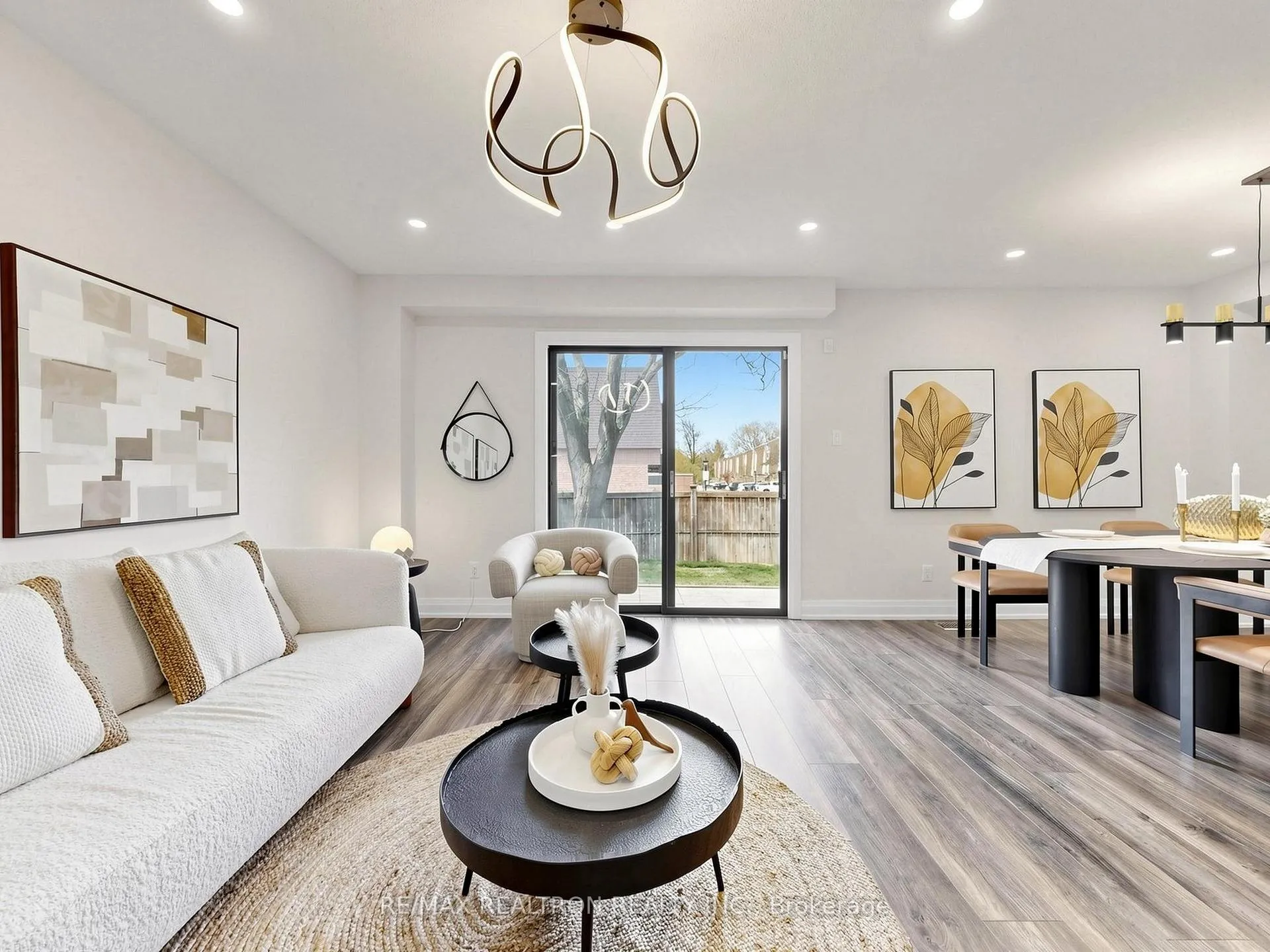 Photo 1 of 16 Foxglove Court, Markham, Unionville — HOMEH
