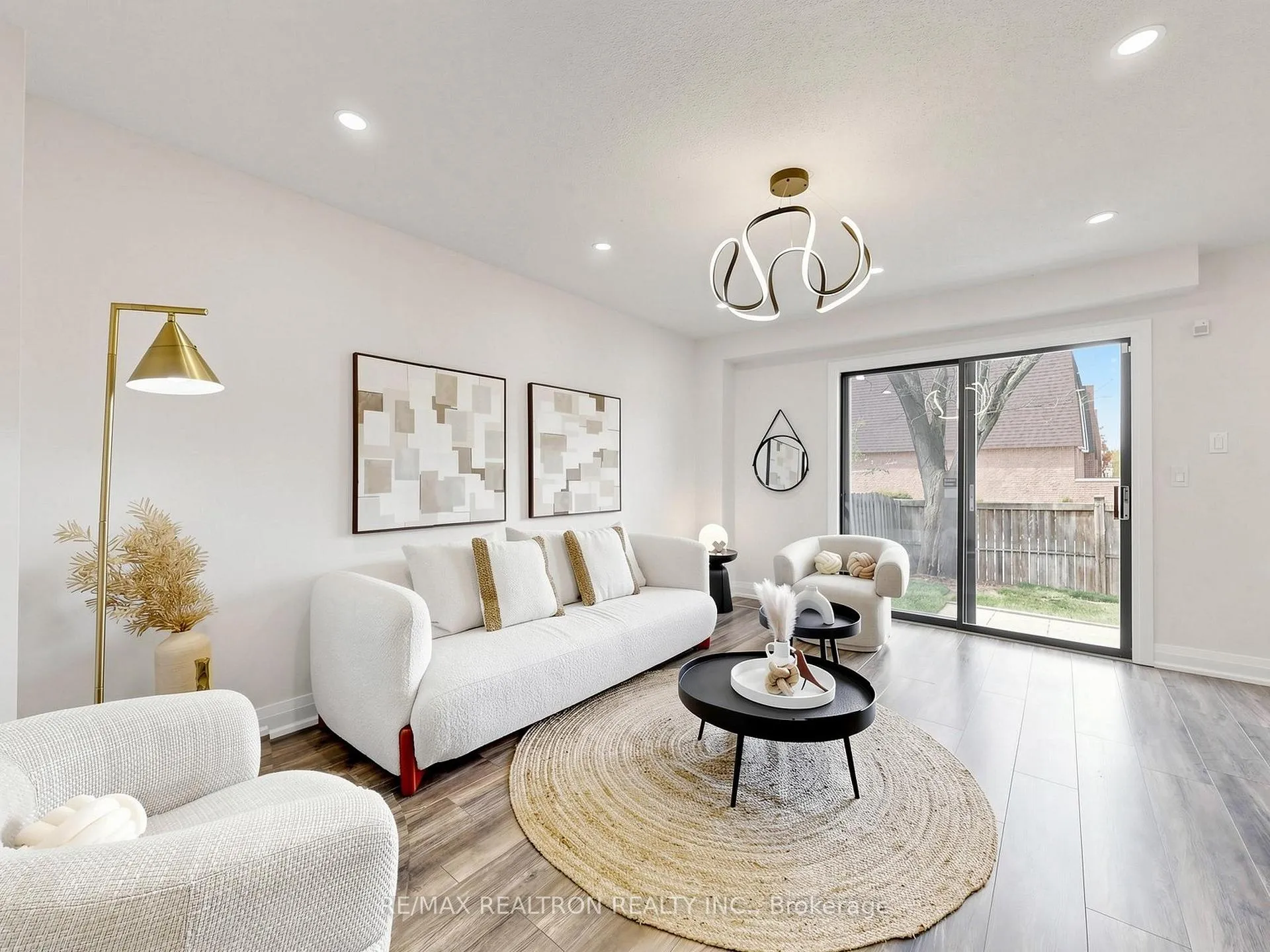 Photo 2 of 16 Foxglove Court, Markham, Unionville — HOMEH