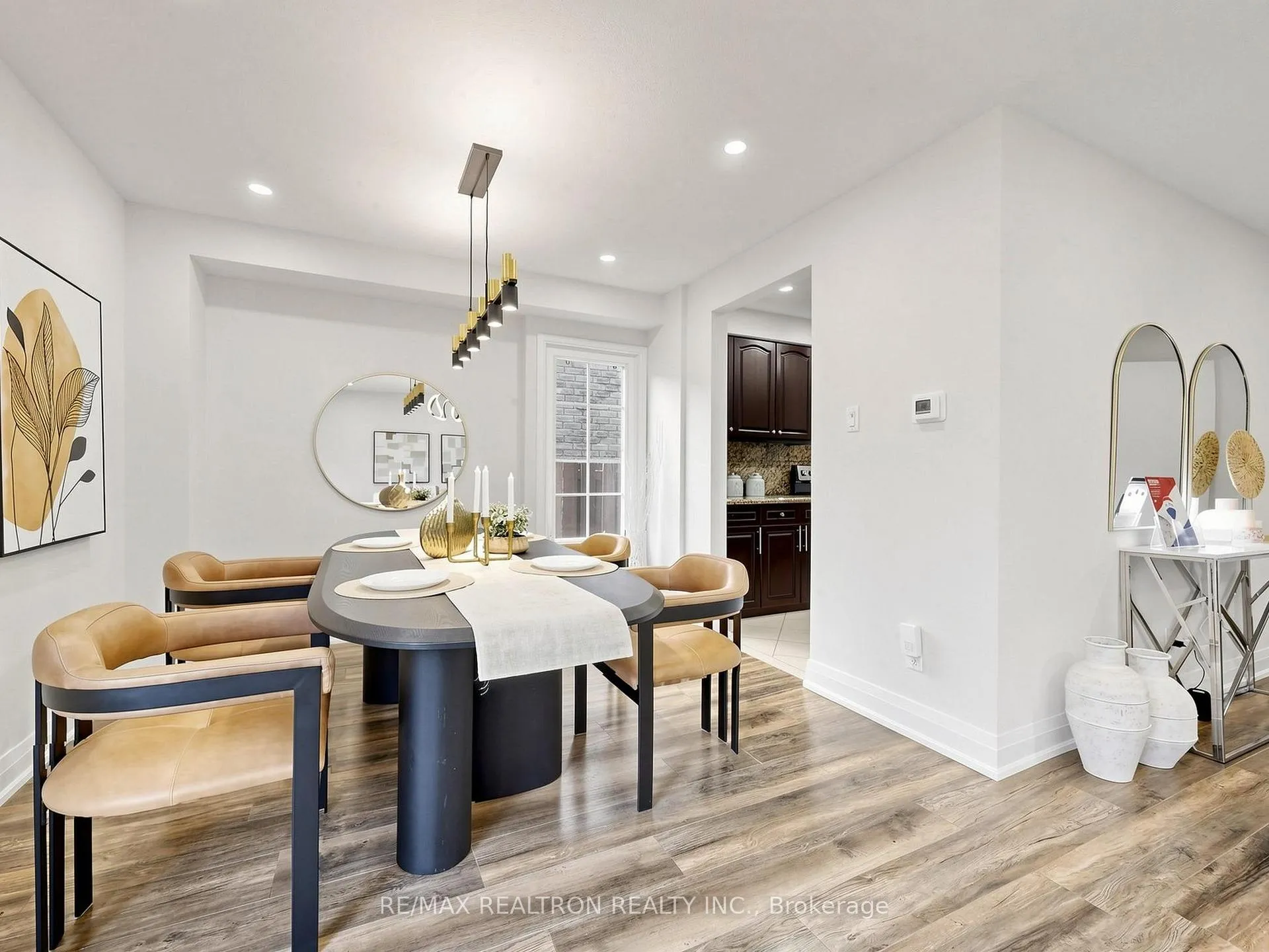 Photo 3 of 16 Foxglove Court, Markham, Unionville — HOMEH
