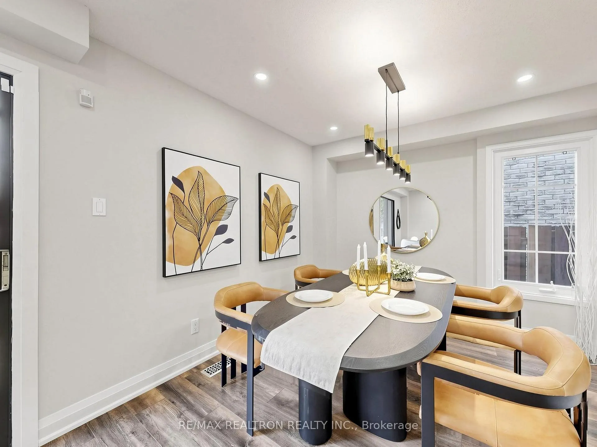 Photo 4 of 16 Foxglove Court, Markham, Unionville — HOMEH
