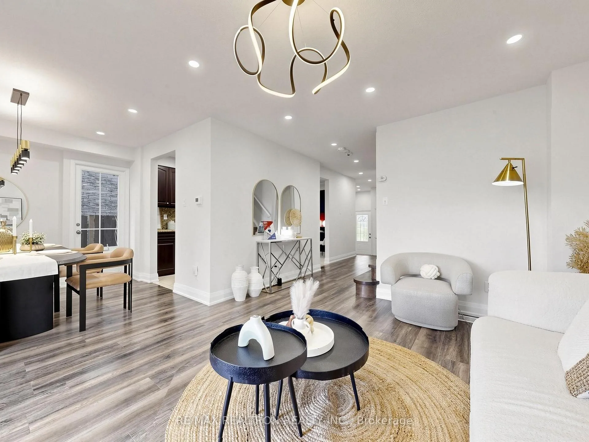 Photo 5 of 16 Foxglove Court, Markham, Unionville — HOMEH