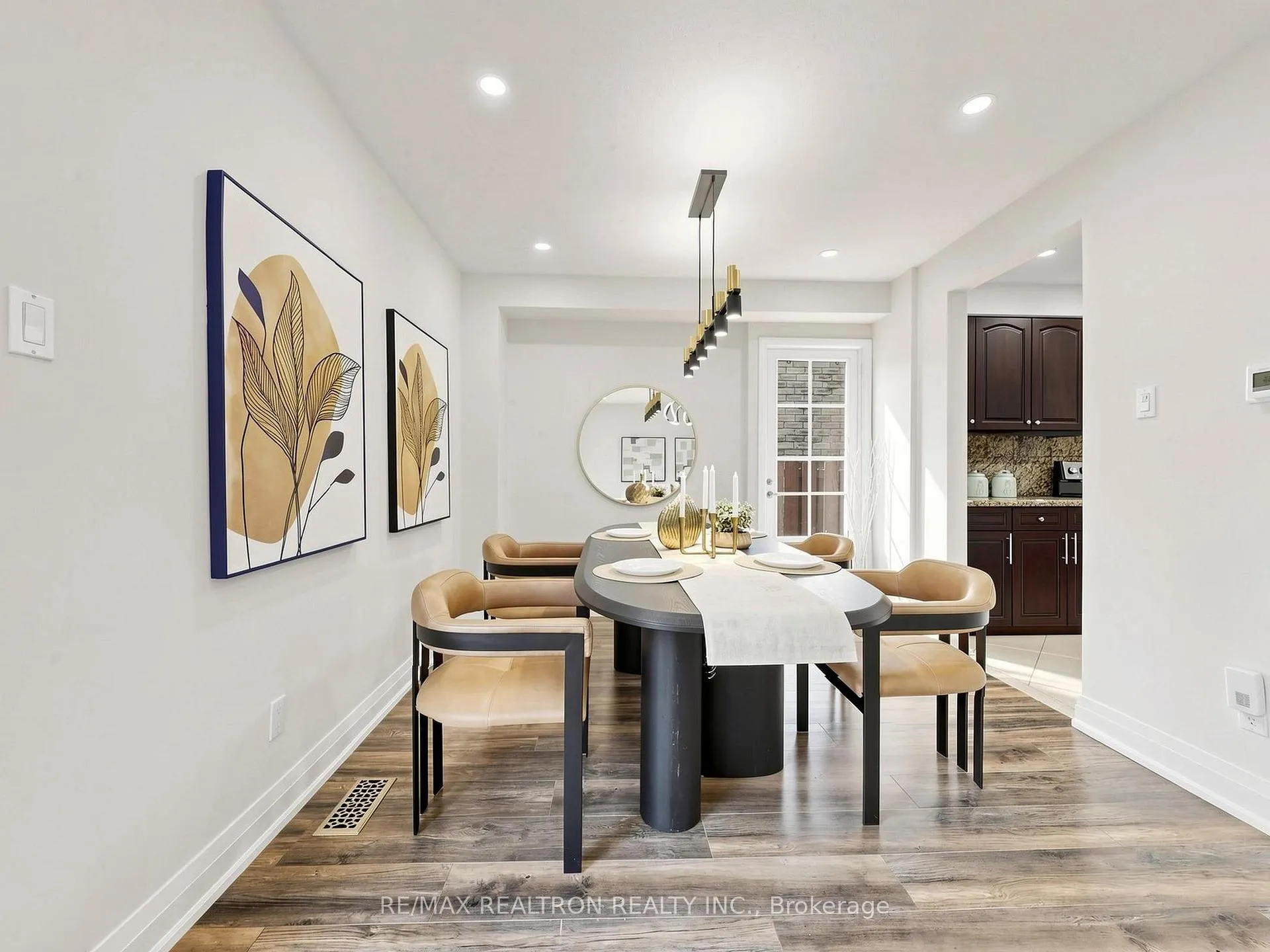 Photo 6 of 16 Foxglove Court, Markham, Unionville — HOMEH