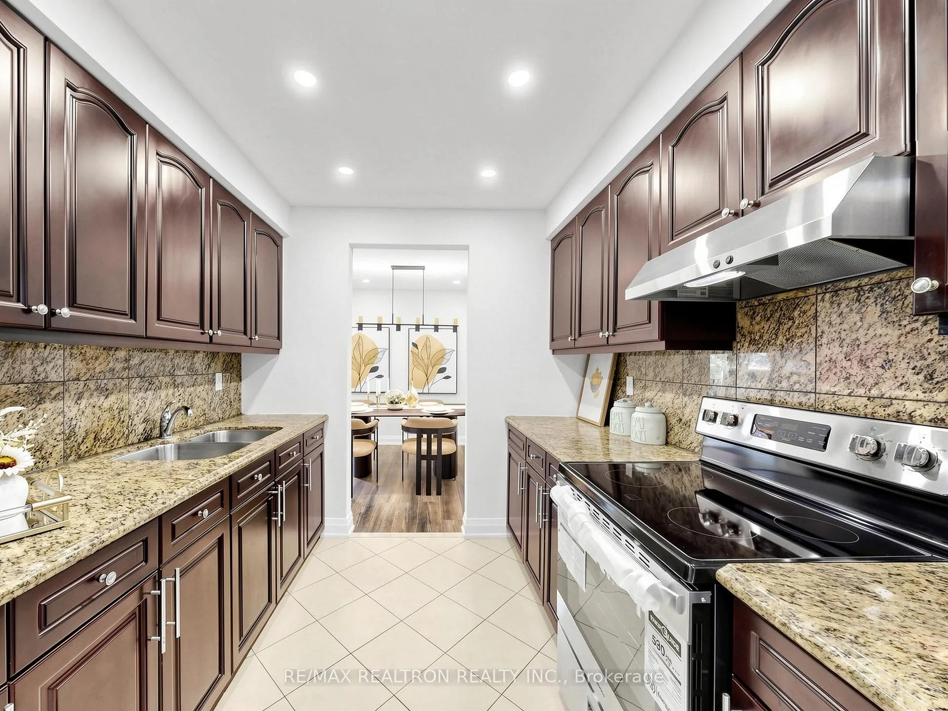Photo 7 of 16 Foxglove Court, Markham, Unionville — HOMEH