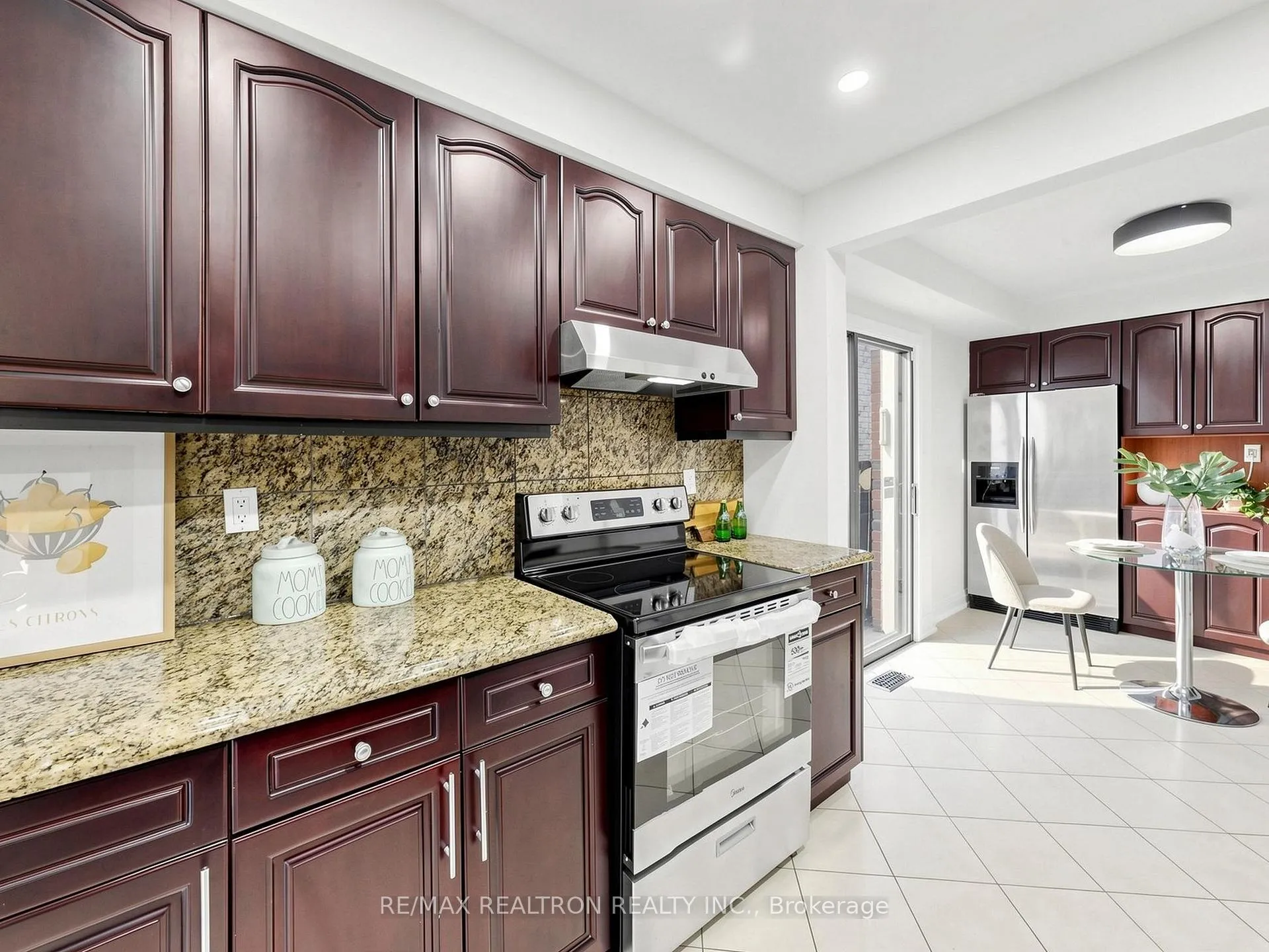 Photo 8 of 16 Foxglove Court, Markham, Unionville — HOMEH