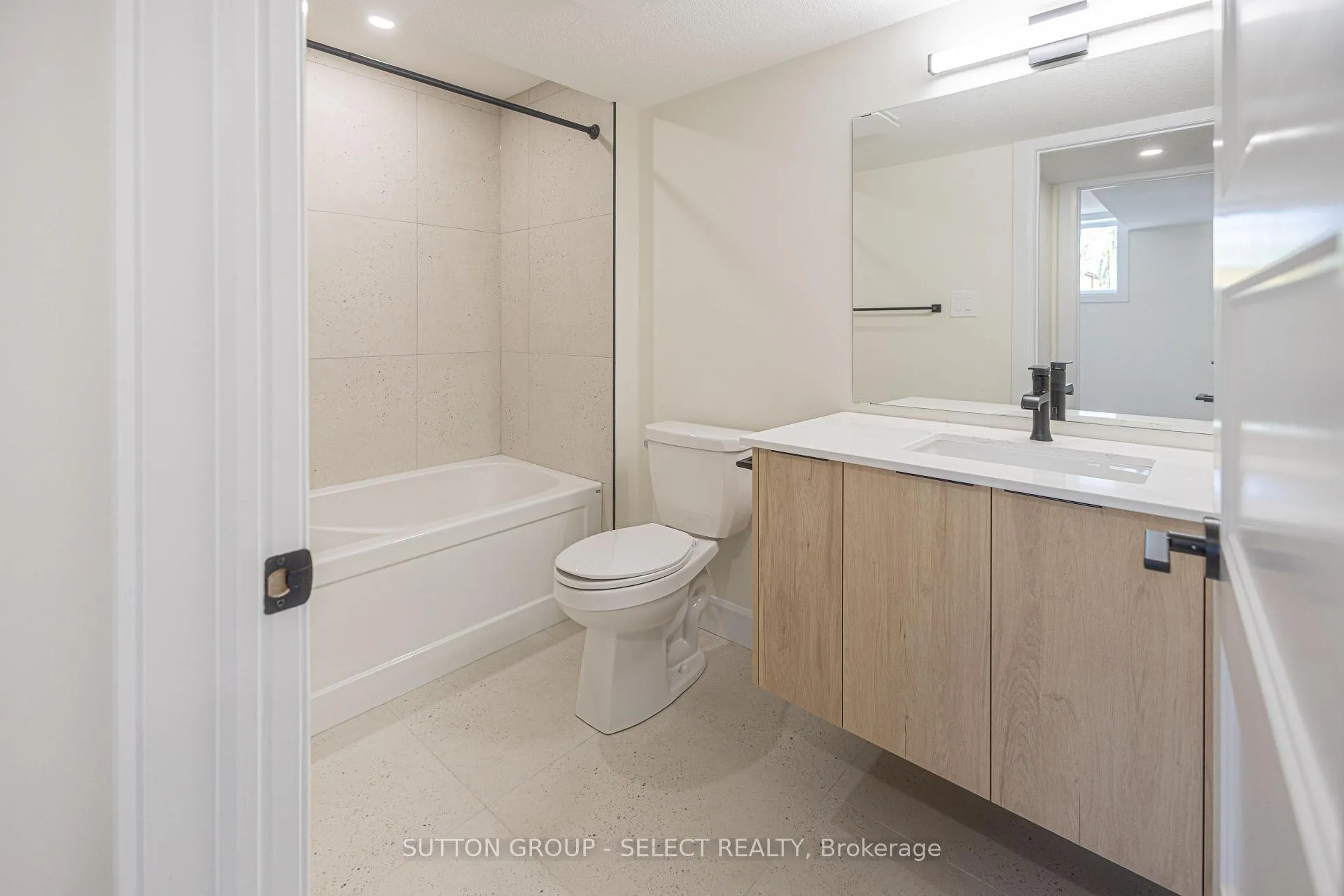 Photo 33 of Unit 12, 233 Upper Queen Street, Thames Centre, Thorndale — HOMEH