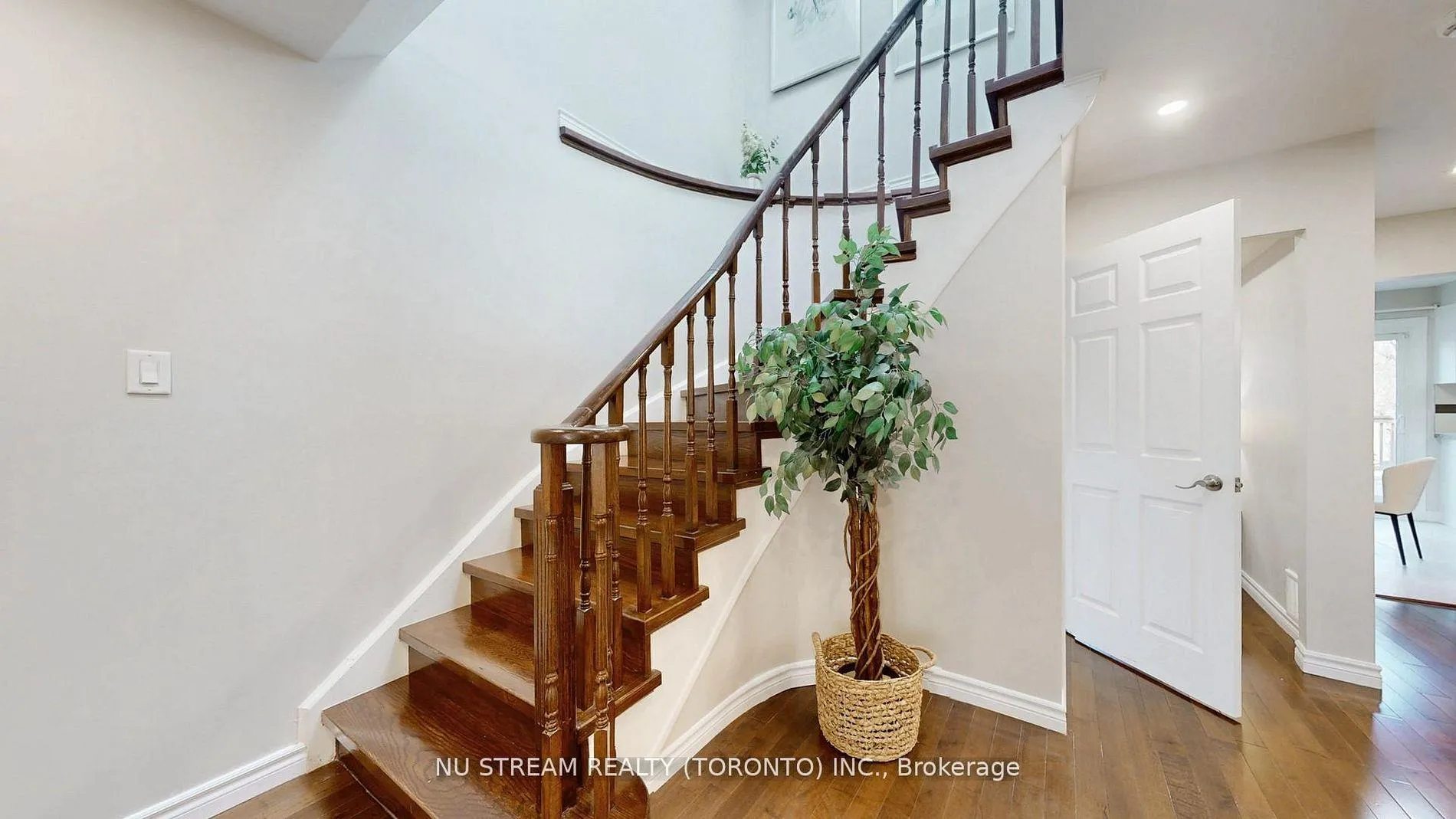 Photo 22 of 26 Trothen Circle, Markham, Markham Village — HOMEH