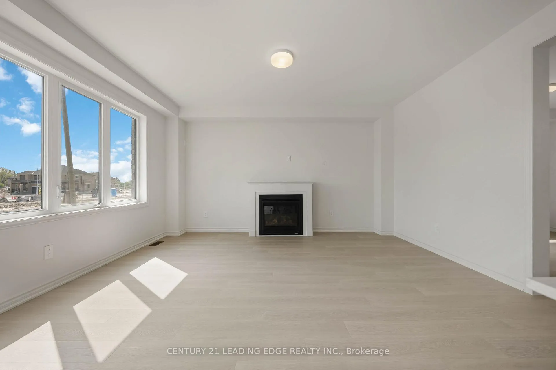 Photo 12 of 66 Donald Cameron Crescent, Clarington, Courtice — HOMEH